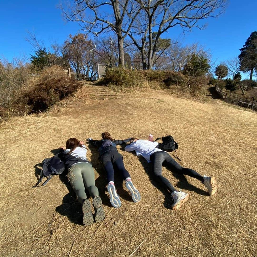 杏奈さんのインスタグラム写真 - (杏奈Instagram)「初めてのトレラン⛰🏃‍♀️🏞️ 苦手で避けてきた有酸素運動🥺 何度か平地を走る練習はしてみてたけど、山で初めて10キロ達成する事が出来ました🤩✨ 私からしたら本当にすごい🥺✨ トレランに誘われた時は正直不安だったけど、このメンバーならやってみたいって思えたし、チャレンジしてみたいって思えた‼ 8:10くらいのスタートで高尾山頂上越えて小仏城山までの行って帰っての往復で10キロ✨走りながら登ったから山頂ついた時には膝がガクガクして倒れ込みました🥴お団子食べたり休憩したりして戻ってきたのは12:00前。 みんなのお陰でどーにかこーにか10キロ達成＆充実した半日を過ごす事が出来ました😭💓✨💓 @tomomi_fitness @saachi_10 @misato1030 本当に本当にありがとう♥♥♥  #トレラン#トレラン女子 #トレランデビュー#トレラン初心者#トレイルランニング #TRAILRUNNING#RUNNING#ランニング#ランニング女子#高尾山#高尾山トレラン#小仏城山#スポーツ女子#登山#山登り#10キロラン #達成」1月20日 20時29分 - anna97114