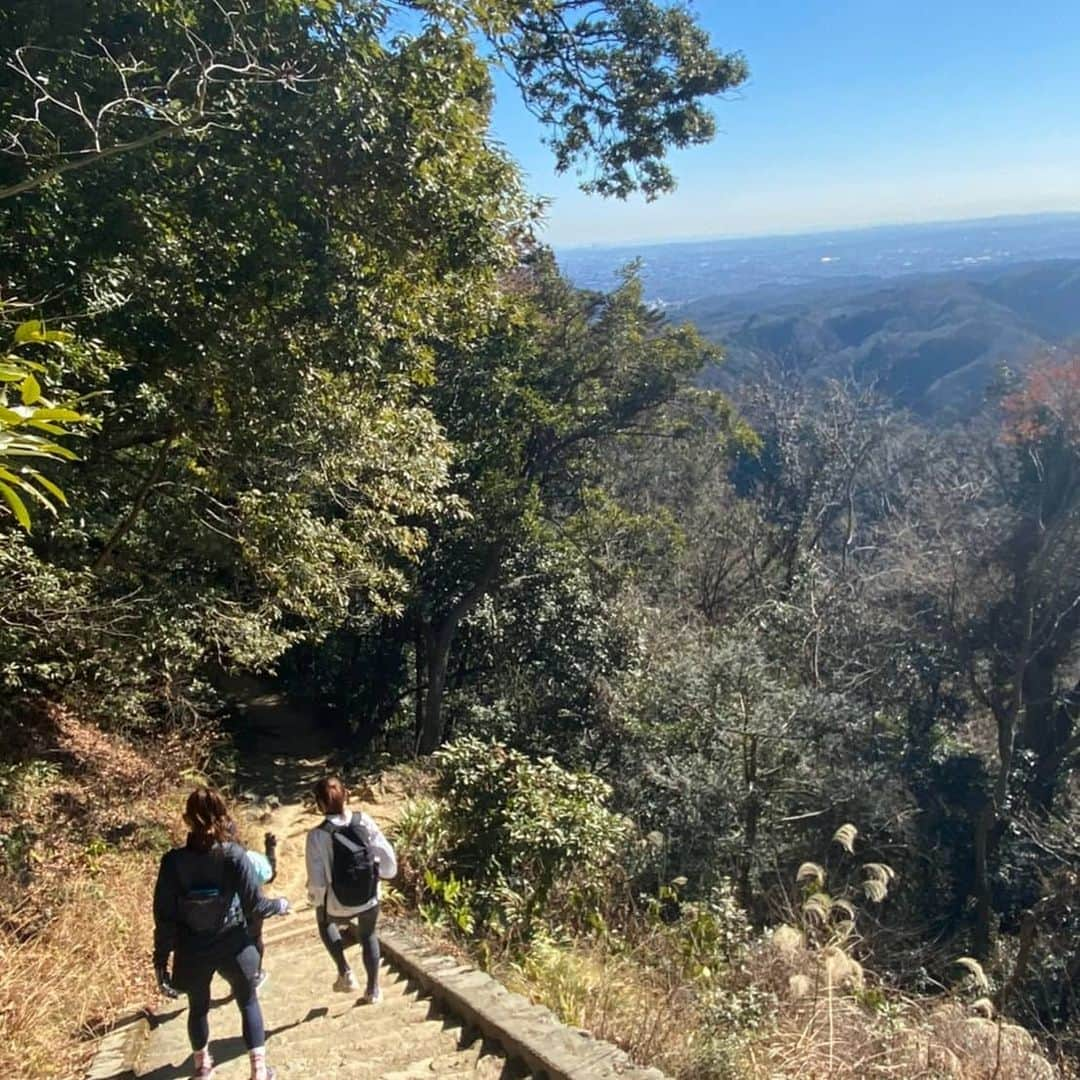 杏奈さんのインスタグラム写真 - (杏奈Instagram)「初めてのトレラン⛰🏃‍♀️🏞️ 苦手で避けてきた有酸素運動🥺 何度か平地を走る練習はしてみてたけど、山で初めて10キロ達成する事が出来ました🤩✨ 私からしたら本当にすごい🥺✨ トレランに誘われた時は正直不安だったけど、このメンバーならやってみたいって思えたし、チャレンジしてみたいって思えた‼ 8:10くらいのスタートで高尾山頂上越えて小仏城山までの行って帰っての往復で10キロ✨走りながら登ったから山頂ついた時には膝がガクガクして倒れ込みました🥴お団子食べたり休憩したりして戻ってきたのは12:00前。 みんなのお陰でどーにかこーにか10キロ達成＆充実した半日を過ごす事が出来ました😭💓✨💓 @tomomi_fitness @saachi_10 @misato1030 本当に本当にありがとう♥♥♥  #トレラン#トレラン女子 #トレランデビュー#トレラン初心者#トレイルランニング #TRAILRUNNING#RUNNING#ランニング#ランニング女子#高尾山#高尾山トレラン#小仏城山#スポーツ女子#登山#山登り#10キロラン #達成」1月20日 20時29分 - anna97114