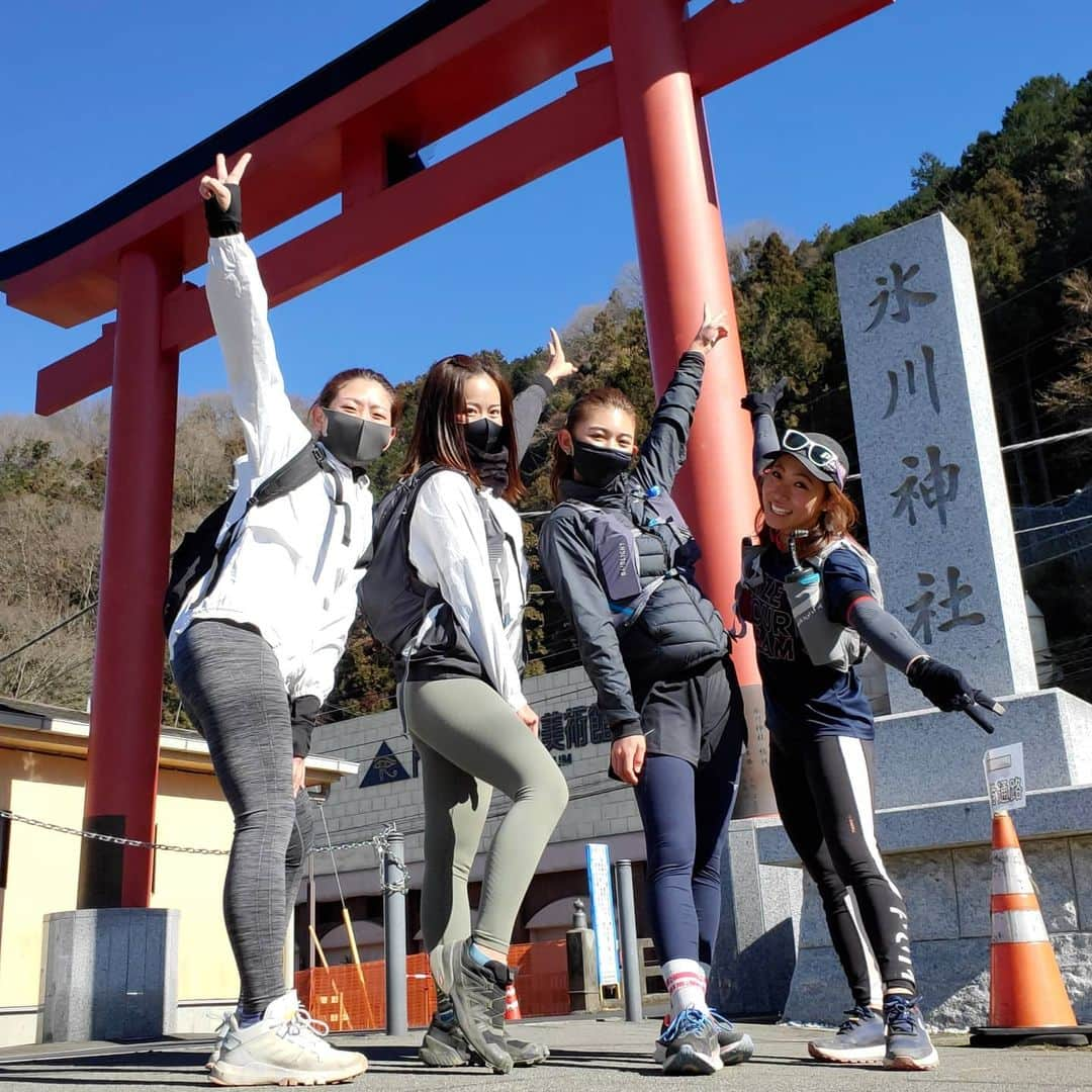 杏奈さんのインスタグラム写真 - (杏奈Instagram)「初めてのトレラン⛰🏃‍♀️🏞️ 苦手で避けてきた有酸素運動🥺 何度か平地を走る練習はしてみてたけど、山で初めて10キロ達成する事が出来ました🤩✨ 私からしたら本当にすごい🥺✨ トレランに誘われた時は正直不安だったけど、このメンバーならやってみたいって思えたし、チャレンジしてみたいって思えた‼ 8:10くらいのスタートで高尾山頂上越えて小仏城山までの行って帰っての往復で10キロ✨走りながら登ったから山頂ついた時には膝がガクガクして倒れ込みました🥴お団子食べたり休憩したりして戻ってきたのは12:00前。 みんなのお陰でどーにかこーにか10キロ達成＆充実した半日を過ごす事が出来ました😭💓✨💓 @tomomi_fitness @saachi_10 @misato1030 本当に本当にありがとう♥♥♥  #トレラン#トレラン女子 #トレランデビュー#トレラン初心者#トレイルランニング #TRAILRUNNING#RUNNING#ランニング#ランニング女子#高尾山#高尾山トレラン#小仏城山#スポーツ女子#登山#山登り#10キロラン #達成」1月20日 20時29分 - anna97114