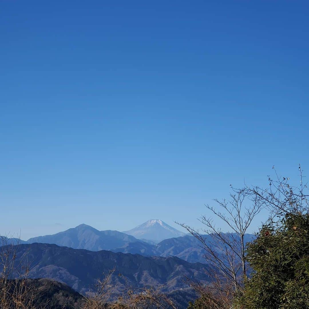 杏奈さんのインスタグラム写真 - (杏奈Instagram)「初めてのトレラン⛰🏃‍♀️🏞️ 苦手で避けてきた有酸素運動🥺 何度か平地を走る練習はしてみてたけど、山で初めて10キロ達成する事が出来ました🤩✨ 私からしたら本当にすごい🥺✨ トレランに誘われた時は正直不安だったけど、このメンバーならやってみたいって思えたし、チャレンジしてみたいって思えた‼ 8:10くらいのスタートで高尾山頂上越えて小仏城山までの行って帰っての往復で10キロ✨走りながら登ったから山頂ついた時には膝がガクガクして倒れ込みました🥴お団子食べたり休憩したりして戻ってきたのは12:00前。 みんなのお陰でどーにかこーにか10キロ達成＆充実した半日を過ごす事が出来ました😭💓✨💓 @tomomi_fitness @saachi_10 @misato1030 本当に本当にありがとう♥♥♥  #トレラン#トレラン女子 #トレランデビュー#トレラン初心者#トレイルランニング #TRAILRUNNING#RUNNING#ランニング#ランニング女子#高尾山#高尾山トレラン#小仏城山#スポーツ女子#登山#山登り#10キロラン #達成」1月20日 20時29分 - anna97114