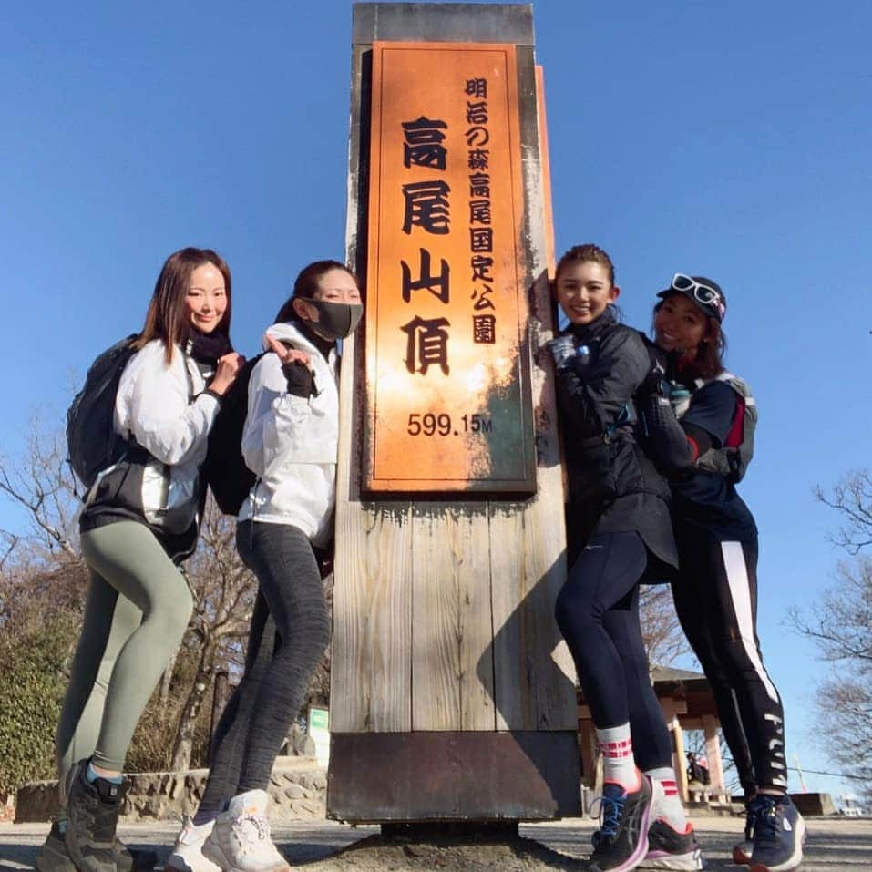 杏奈さんのインスタグラム写真 - (杏奈Instagram)「初めてのトレラン⛰🏃‍♀️🏞️ 苦手で避けてきた有酸素運動🥺 何度か平地を走る練習はしてみてたけど、山で初めて10キロ達成する事が出来ました🤩✨ 私からしたら本当にすごい🥺✨ トレランに誘われた時は正直不安だったけど、このメンバーならやってみたいって思えたし、チャレンジしてみたいって思えた‼ 8:10くらいのスタートで高尾山頂上越えて小仏城山までの行って帰っての往復で10キロ✨走りながら登ったから山頂ついた時には膝がガクガクして倒れ込みました🥴お団子食べたり休憩したりして戻ってきたのは12:00前。 みんなのお陰でどーにかこーにか10キロ達成＆充実した半日を過ごす事が出来ました😭💓✨💓 @tomomi_fitness @saachi_10 @misato1030 本当に本当にありがとう♥♥♥  #トレラン#トレラン女子 #トレランデビュー#トレラン初心者#トレイルランニング #TRAILRUNNING#RUNNING#ランニング#ランニング女子#高尾山#高尾山トレラン#小仏城山#スポーツ女子#登山#山登り#10キロラン #達成」1月20日 20時29分 - anna97114