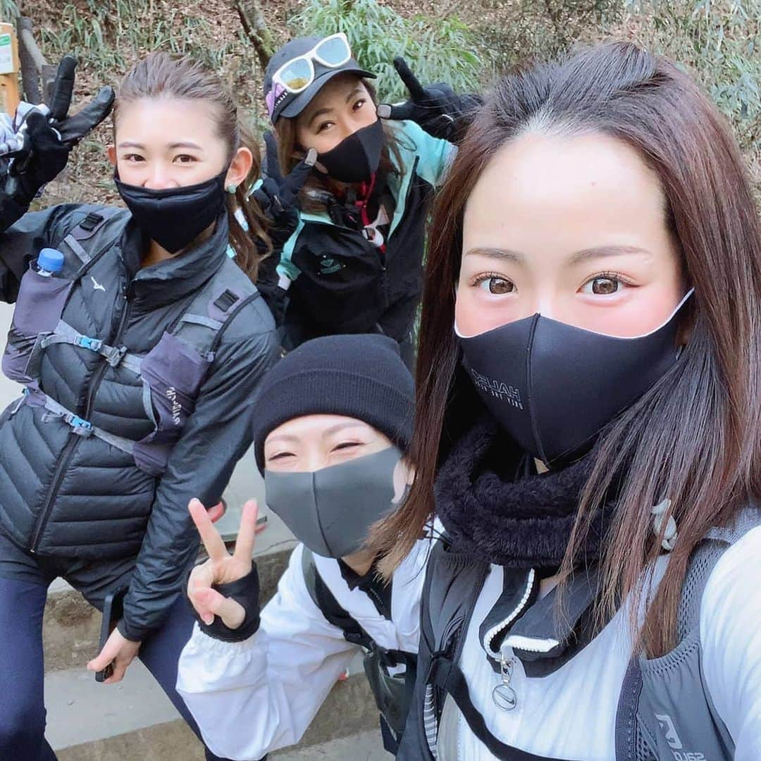 杏奈さんのインスタグラム写真 - (杏奈Instagram)「初めてのトレラン⛰🏃‍♀️🏞️ 苦手で避けてきた有酸素運動🥺 何度か平地を走る練習はしてみてたけど、山で初めて10キロ達成する事が出来ました🤩✨ 私からしたら本当にすごい🥺✨ トレランに誘われた時は正直不安だったけど、このメンバーならやってみたいって思えたし、チャレンジしてみたいって思えた‼ 8:10くらいのスタートで高尾山頂上越えて小仏城山までの行って帰っての往復で10キロ✨走りながら登ったから山頂ついた時には膝がガクガクして倒れ込みました🥴お団子食べたり休憩したりして戻ってきたのは12:00前。 みんなのお陰でどーにかこーにか10キロ達成＆充実した半日を過ごす事が出来ました😭💓✨💓 @tomomi_fitness @saachi_10 @misato1030 本当に本当にありがとう♥♥♥  #トレラン#トレラン女子 #トレランデビュー#トレラン初心者#トレイルランニング #TRAILRUNNING#RUNNING#ランニング#ランニング女子#高尾山#高尾山トレラン#小仏城山#スポーツ女子#登山#山登り#10キロラン #達成」1月20日 20時29分 - anna97114