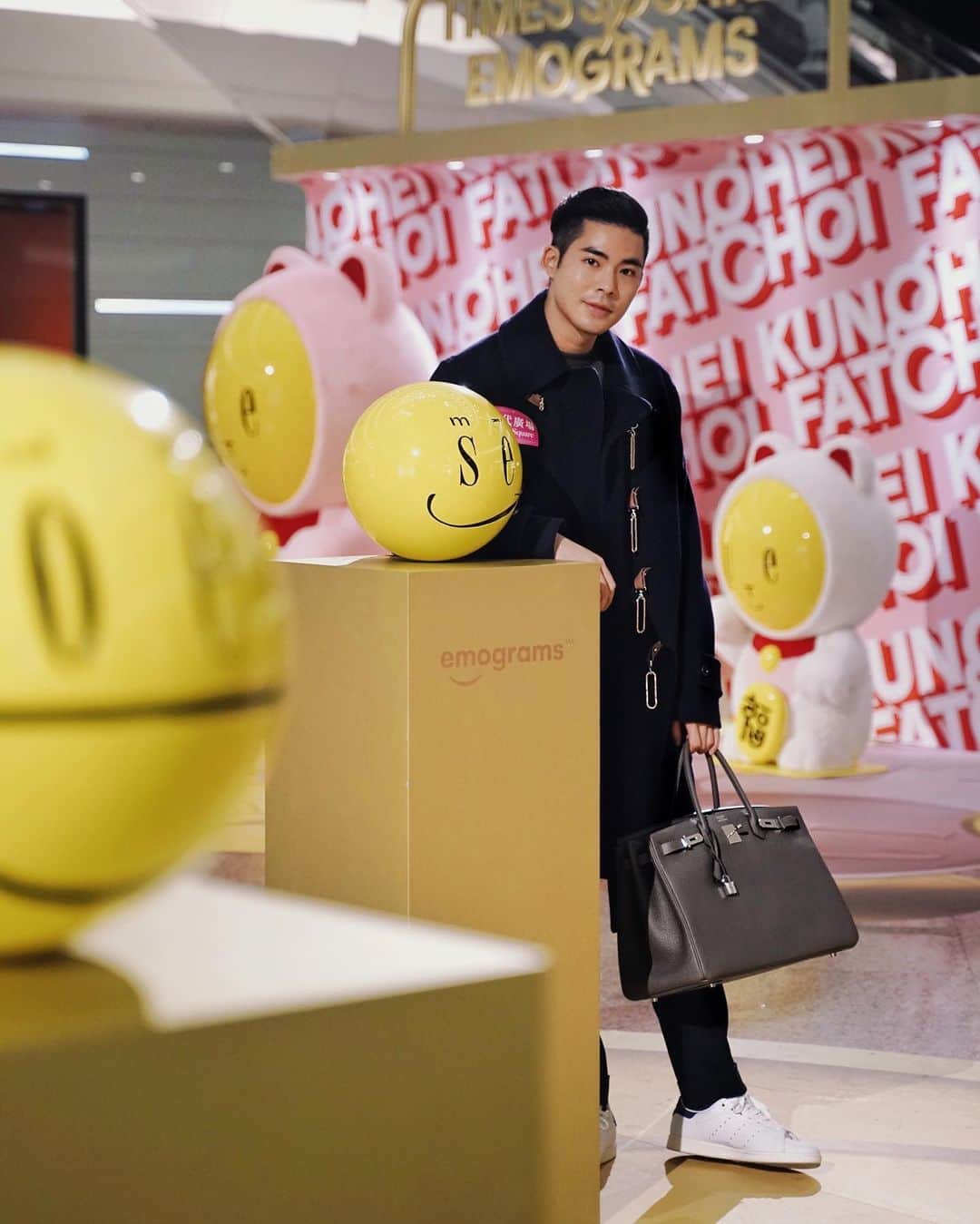 Christoffer Chengのインスタグラム：「Never underestimate the power of a simple smile, it’s contagious! This CNY come share a very cute and smiley vibe with Times Square X emograms ™️ smiley face art installations created by Hungarian visual artist Kissmiklos, from now till 28 Feb!! 😊😊😊😊  #HKTimesSquare #HKTSCNY #HousefulOfJoy #HKTSxemograms #WealthyBlessingTime  @hktimessquare @numberoneprhk #numberoneprhk」