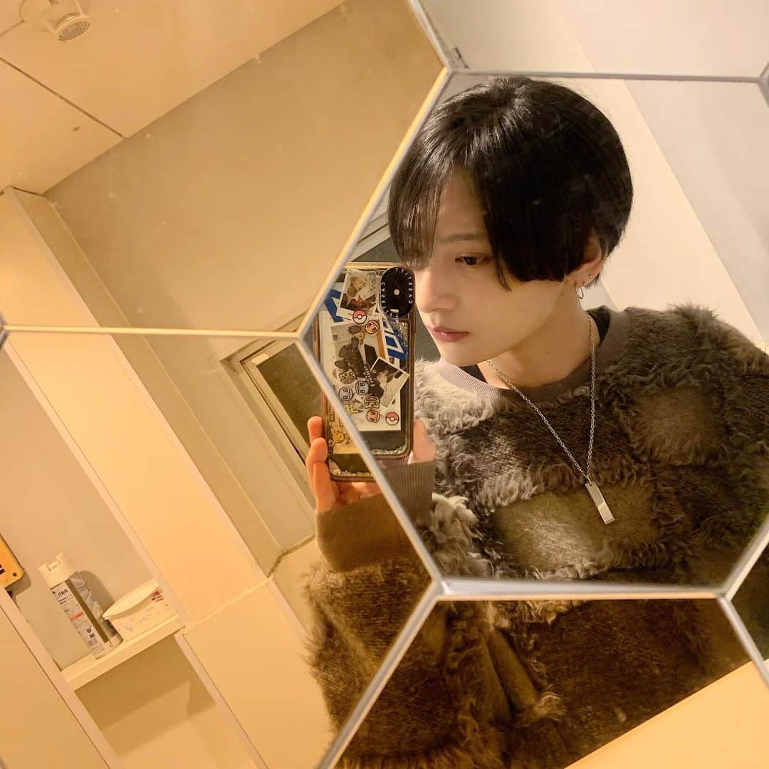 あいすさんのインスタグラム写真 - (あいすInstagram)「蜂の巣みたいな鏡」1月20日 20時30分 - ak_uop