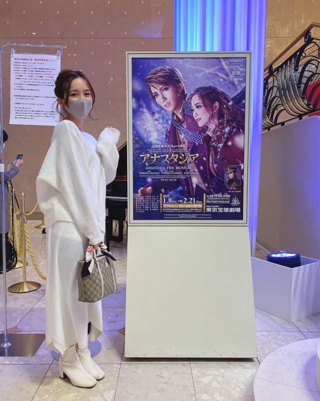 黒澤詩音のインスタグラム：「宝塚歌劇団 宙組 アナスタシア✨  芹香斗亜さんのお誕生日🎂  この前お仕事で行けなくなってしまい、リベンジアナスタシア✊ キキちゃんのお誕生日に行けて良かったです！おめでとうございます💕  今回のお役も素敵でした！ そして、桜木みなとさんのお役のキャラすき！すき！ ずんちゃんと、そらぴの場面はマスクの下で、はぁ！きゃぁ！と、にやにやしてました🤭笑  ストーリーも良くて、 ずんちゃんのキキちゃんへのバースデーアドリブも、きゃ！となりました🎂  まどち、じゅりちゃんは可愛いし、 真風さんは相変わらず脚長いし  検温、消毒もばっちりで、今回も安心して観劇出来る事に感謝です✨ そして願うは生オケ復活🥺！  さー、明日からもお仕事頑張ります！  #芹香斗亜 さん #桜木みなと さん #和希そら さん #アナスタシア #宝塚 #宝塚歌劇団 #宙組 #観劇 #ミュージカル」