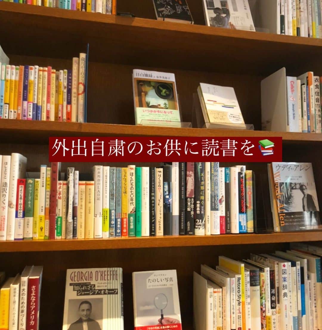 吉田さくらさんのインスタグラム写真 - (吉田さくらInstagram)「外出自粛のお供に読書を📚  外出自粛の期間に本を沢山読みました📚 家で大学の課題をこなしているだけでは物足りず、(外出出来ず、ただ一人で机き向かう事が苦手でして😅💦) 本を読むことで外出出来ないからこそ、 様々な世界を見ようと思いました。 本であれば、立場や環境、景色など、自身とは全く違う経験を知ることができます。  コーヒーを飲みながら☕️SNSから離れて読書の時間を自主的に作れたことは私にとって大きなことでした。  恐縮ながら、Instagramのストーリーにて、私目線での本の感想をお伝え出来ればと思うので、ストーリーまとめを是非ご覧いただきたいです🙇‍♀️📚 写真の3.4枚目のような投稿です！  今回は梶井基次郎先生の名作、「檸檬」について少しですがお付き合い下さい🍋  檸檬 言わずと知れた名作。 得体の知れない不安や焦り、日常生活への不満に精神を追い込まれた主人公は「みすぼらしくて美しいもの」に惹かれていく。  檸檬が憂鬱さと美しさを重ねた象徴であり、主人公の感覚を常識では想像出来ないような心の揺さぶりを表現しているように感じた。 思いつきの悪戯な精神や乱れた心情がうまくストーリーに溶け込んでいる。作品展開にもアクセントを与えているようだ。  私が特に好きな表現は丸善の内装に触れ、「赤や黄のオードコロンやオードキニン。洒落た切小細工や典雅なロココ趣味の浮模様を持った、、」という文章。 梶井先生は情景がパッと広がるような言葉のチョイスや表現豊かな文章を活かしたワクワク出来る作品だらけ。  知的な部分と、感覚的な部分が上手く融合し、その長所が多くの魅力的な言葉を生み出しているのかもしれない。 誰にでも理解できる言葉を使って、誰にも表現できない世界を構築することが出来る。 先生の儚く美しい物語は読む者をとことん引き込んでいく。  (内容についてはもっと考察できる部分があるが、これは多くの方が読んだ事のある作品なのであまり触れないことにする。)  私は中学生の時にこの文章を国語の授業で扱ったことを今でも鮮明に覚えている。 読解の時間であるのに、当時の先生が「文章を自由に感じてほしい。正解なんか無くて、自分のなかで解釈してみろ！」と熱心に言っていたことを思い出す。 しかし、その頃は檸檬の中で出てくる「黄色い爆弾」が何かをはっきりと解釈出来なかった。(もしかしたら覚えていないだけかもしれません)  今、この年になって読むとまた違った解釈が出来て面白いと感じることができた。特に文学小説は小説家の生い立ちを知ってから読むとまた違った感覚があり魅力的。 これからも作品を読んで自分なりに解釈することを楽しんでいきたい。   #文学好き #文学作品  #読書 #読書好きな人と繋がりたい  #本好きな人と繋がりたい  #梶井基次郎 #芥川龍之介  #2021ミス日本ファイナリスト  #ミス日本コンテスト」1月20日 20時34分 - yoshida_sakura_01