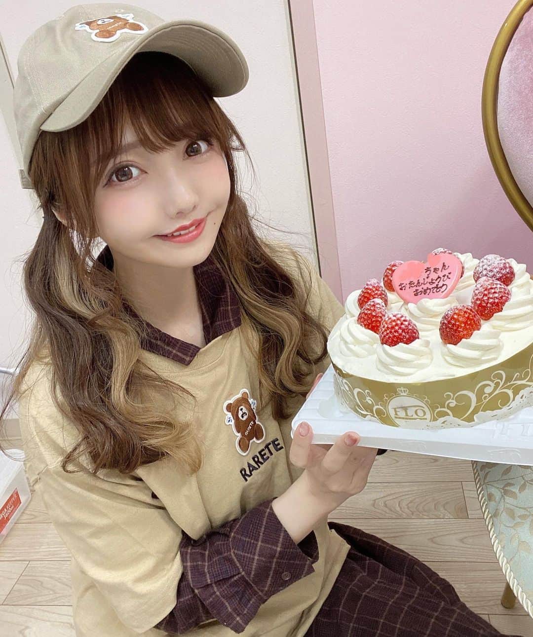 遠藤 玲奈 /endo renaのインスタグラム：「🧸🧁 先週フライングでお祝いしていただいた時のっ☺︎ お洋服の撮影で髪がだいぶポップになってますが🧁 . まさかのケーキもプレゼントも…（ ; ; ）わぁわぁ プレゼントのセンス神過ぎて毎日使います…🥺💄 . そしてサプライズだけど、 わかりやすいところにあり過ぎて え！ケーキ…🥺？って言っちゃうてゆう…🤭笑 少しだけどワイワイ出来て幸せでした🧁🧁🧁💭 . Tシャツ/キャップ：@rarete2015  ポップで可愛いお洋服がいっぱいなのでチェックしてみてください🧸🧁 #rarete#ラルテ#カジュアルコーデ#トレーナーワンピ#Tシャツワンピ　#Tシャツコーデ #波ウェーブ #へああれんじ #ヘアアレンジ」
