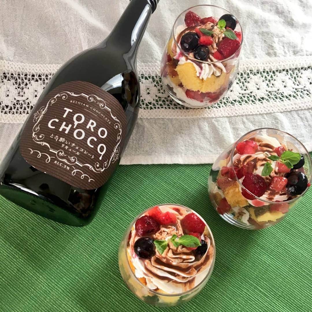 KURAND@日本酒飲み放題さんのインスタグラム写真 - (KURAND@日本酒飲み放題Instagram)「とろ酔いチョコレートリキュール 「TOROCHOCO」🍫  日本酒酒蔵がつくる、とろり濃厚なチョコレートリキュールです。チョコ好きもお酒好きも満足できるように。「本気」と「愛」と「技術」が詰まっています。  ・ベルギーチョコを贅沢すぎるほど使用 ・ホワイトブランデー仕込み ・1年間のブラッシュアップ。  チョコ×お酒の高度なバランスを実現しました。  ーーー 詳細はプロフィールページのURLより、 一番下「TOROCHOCO」ボタンから。 @kurand_info  ———— 　 📷 タグ付け 又は #KURAND のハッシュタグで お写真を紹介させていただくことがございます。 　 みなさまの素敵なお写真や、 コメントや質問もお待ちしてます🙌  #KURAND #バレンタイン #ホワイトデー #チョコレート #ブランデー #とろ酔い #チョコ酒 #自分チョコ #友チョコ #本気チョコ #片思い #両想い #両片思い」1月20日 19時09分 - kurand_info