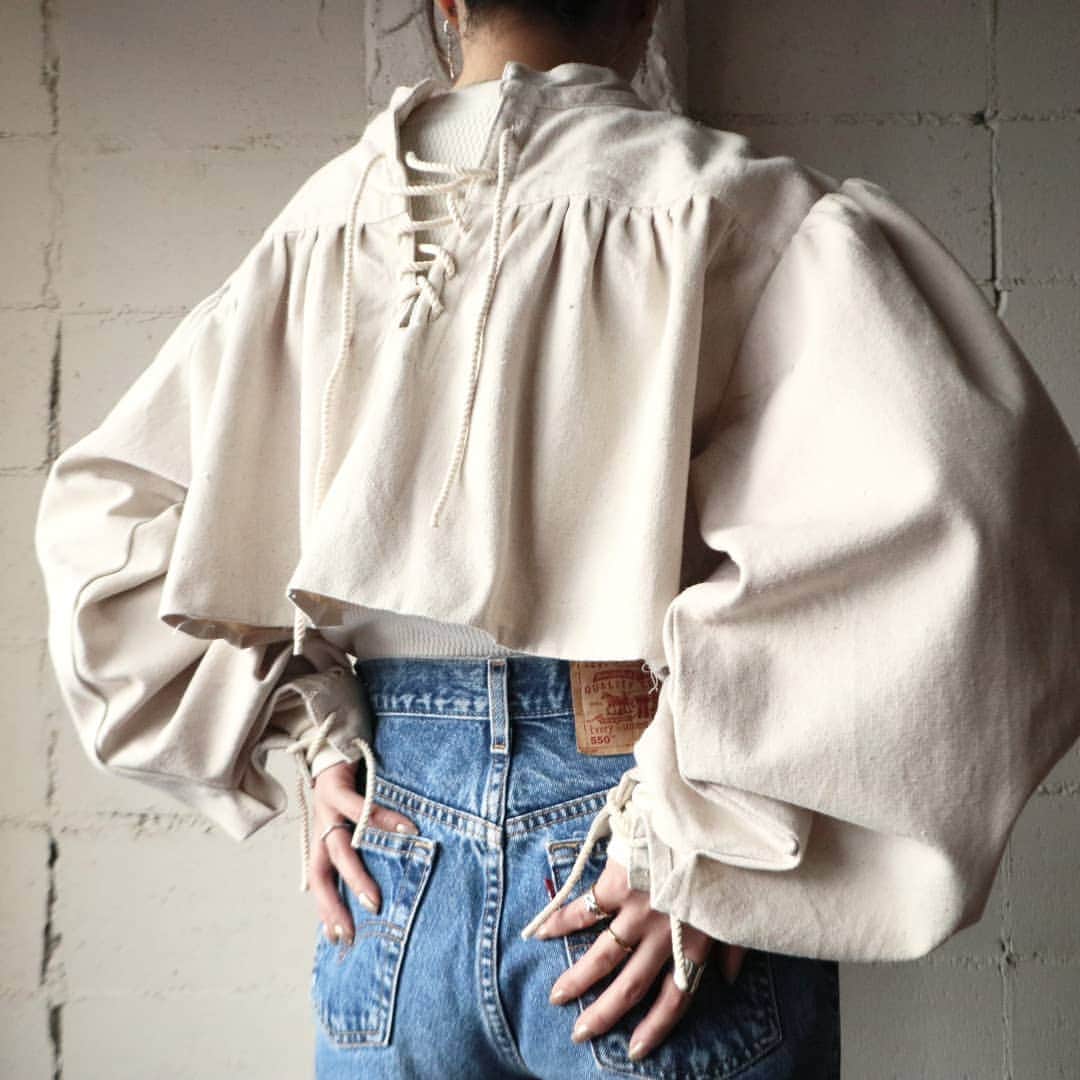 吉祥寺 古着屋 Orfeoのインスタグラム：「Lace Up Volume Sleeve Blouse  . #orfeo #kichijoji #tokyo #vintage #used #fashion #coordinate #outfit . . .  お問い合わせはインスタグラムのプロフィール掲載のメールアドレスにお願いいたします。コメント、DMでのお問い合わせは受け付けておりませんのでご了承ください。 ONLINE SHOPの商品も店頭にてご購入頂けます。気になる商品がございましたらスタッフにお声掛けください。 . 新型コロナウィルス感染症予防対策を徹底して営業しております。 ご来店の際はマスク着用、手指消毒にご協力ください。」