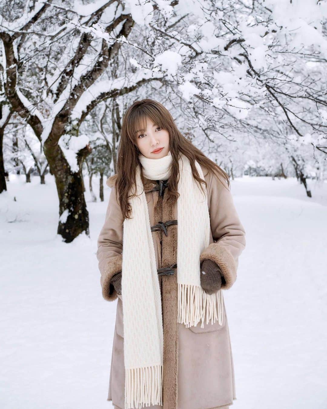 ののさんのインスタグラム写真 - (ののInstagram)「. 誰も踏んでない積もりたての雪ってふわふわだよねー　  #ポートレート#一眼レフ#作品撮り#裸眼メイク#冬メイク#雪ロケ#雪#雪景色#銀世界#雪山#ぜんぶ雪のせいだ#冬#コート#マフラー#サロンモデル#サロモ#東京カメラ部#ブラウンコーデ #ダッフルコート #ナノユニバース#japan#portrait#winter#snow#fineart#tokyocameraclub#good_portraits_world#japanesegirl#IGersJP#canadagoose」1月20日 19時01分 - nonoko0309
