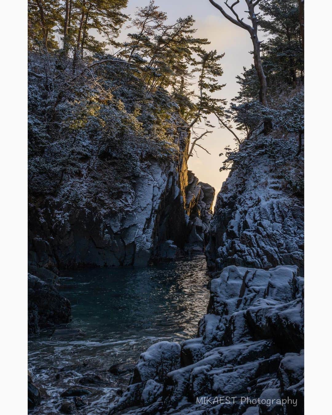 mikaestさんのインスタグラム写真 - (mikaestInstagram)「Sunrise at Cape Kamiwarisaki -The whale and cape divided by god.- 雪の神割崎 . ここは南三陸の神割崎。 例年２月中旬と10月下旬頃には岩の間からのぼる日の出を望むことができます。 訪れた時は朝陽はだいぶ右からのぼってきましたが、岩や木に光が当たる感じが良かったです😊 たまたま雪も積もっていて…なかなか雪の日に行く人は居ないと思いますが笑笑、海の岩場の雪もなかなか良いもんですね☃️ 神割崎には神様が岩を割った伝説があり、ちょうど岩の割れ目が南三陸町と石巻市の境界になっていて、海岸にもその目印があるので訪問されたら見つけてみてください👀 . 環境省と東京カメラ部による国立公園の魅力を発信するためのPRに携わっており、先日、三陸復興国立公園での撮影で訪問しました。 . Nikon Z7 NIKKOR Z 24-70mm f/2.8 S #Zcreators . #発災10年フォトコンテスト #復興の歩み宮城 . #三陸復興国立公園 #神割崎 #南三陸 #宮城県 #sunrise #行くぜ東北 .」1月20日 19時02分 - mikaest