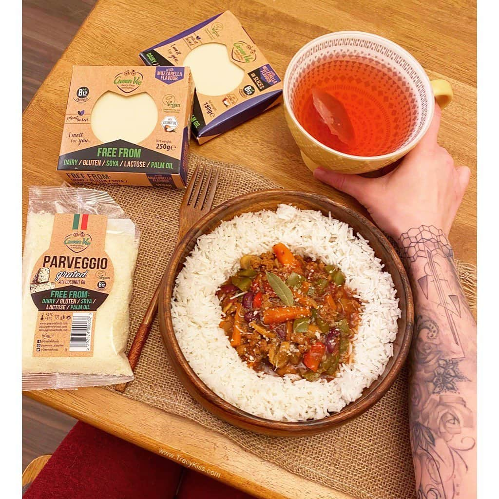 トレーシー・キスさんのインスタグラム写真 - (トレーシー・キスInstagram)「Today I’ve rustled up a delicious low fat, high protein vegan chilli on a bed of white rice topped with some delicious @greenvie_dairyfree parveggio - vegan Parmesan cheese - and a nice hot cup of fruit tea! I’m actually still drooling! Just a handful of years ago being vegan meant going without meat and dairy, but thanks to changing times and a shift in nutrition mindset, many now celebrate Veganuary (30 days of plant based living every January) as evermore amazing free-from brands are springing up making a hugely positive difference to both the environment and our health. Greenvie specialise in blocks, sliced and shredded vegan cheeses with their products being proudly free from dairy, lactose, soya, gluten, nuts and palm oil. This healthy, cruelty free, sustainable and planet friendly range is available in Tescos, Marks & Spencer and online stores; they also have a wonderful website packed with delicious free-from recipe ideas if you’re looking to experiment with nutritious plant based food. Whether you want to lose weight after Christmas, boost your immune system, make a difference to the environment or be kinder to animals, taking a positive step forward by cleaning up your diet can make a huge difference to yourself and those around you. What do you most enjoy adding cheese to? 🧀 #greenvie2021 #gifted #plantbased #veganuary2021 #vegancheese」1月20日 19時04分 - tracykissdotcom