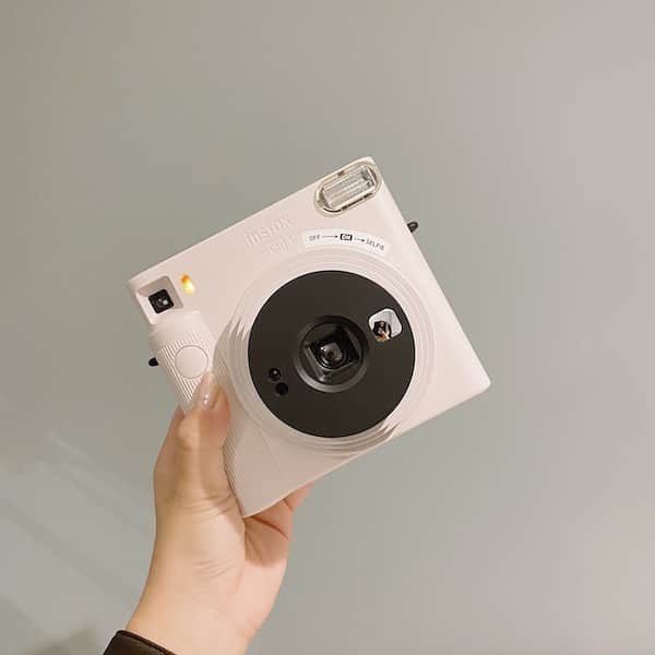 isutaさんのインスタグラム写真 - (isutaInstagram)「特別な思い出は「チェキ」で残そ。﻿ 新作モデルなら、カメラ初心者さんでも簡単におしゃれ写真が撮れちゃう！﻿ ﻿ ﻿ 「おしゃれな写真を簡単に撮りたい」「撮った写真を飾りたい」という方におすすめなのが、富士フイルムから2020年11月6日（金）に発売された「instax SQUARE SQ1」。﻿ ﻿ ﻿ 簡単に操作ができるので、カメラ初心者さんにもぴったりなんです！﻿ ﻿ ﻿ 気になる詳細は、 @isuta_jp トップのURLから記事をチェックしてね。﻿ ﻿ ﻿ #isuta #イスタ #isuta_fashion﻿ #isutapic #instaxcamera #fujifilm ﻿ #cheki #instax #instaxsquare #instaxsquare1﻿ #instaxsq1 #instaxlife #instaxhobby #instaxyourlife﻿ #チェキ2021 #カメラ好きな人と繋がりたい﻿ #チェキ #富士フィルム #チェキのある生活﻿ #カメラ #写真 #ポラロイド#ポラロイドカメラ﻿ #インスタントカメラ #フィルム #フィルムカメラ﻿ #写真好きな人と繋がりたい #休日の過ごし方﻿ ＃フォトジェニック #お洒落な人と繋がりたい ﻿ #おしゃれさんと繋がりたい」1月20日 19時07分 - isuta_jp