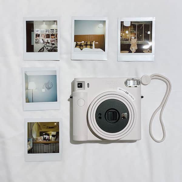 isutaさんのインスタグラム写真 - (isutaInstagram)「特別な思い出は「チェキ」で残そ。﻿ 新作モデルなら、カメラ初心者さんでも簡単におしゃれ写真が撮れちゃう！﻿ ﻿ ﻿ 「おしゃれな写真を簡単に撮りたい」「撮った写真を飾りたい」という方におすすめなのが、富士フイルムから2020年11月6日（金）に発売された「instax SQUARE SQ1」。﻿ ﻿ ﻿ 簡単に操作ができるので、カメラ初心者さんにもぴったりなんです！﻿ ﻿ ﻿ 気になる詳細は、 @isuta_jp トップのURLから記事をチェックしてね。﻿ ﻿ ﻿ #isuta #イスタ #isuta_fashion﻿ #isutapic #instaxcamera #fujifilm ﻿ #cheki #instax #instaxsquare #instaxsquare1﻿ #instaxsq1 #instaxlife #instaxhobby #instaxyourlife﻿ #チェキ2021 #カメラ好きな人と繋がりたい﻿ #チェキ #富士フィルム #チェキのある生活﻿ #カメラ #写真 #ポラロイド#ポラロイドカメラ﻿ #インスタントカメラ #フィルム #フィルムカメラ﻿ #写真好きな人と繋がりたい #休日の過ごし方﻿ ＃フォトジェニック #お洒落な人と繋がりたい ﻿ #おしゃれさんと繋がりたい」1月20日 19時07分 - isuta_jp