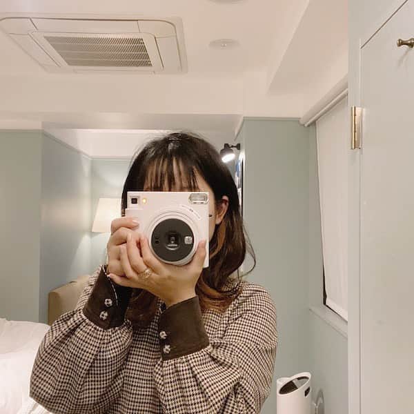 isutaさんのインスタグラム写真 - (isutaInstagram)「特別な思い出は「チェキ」で残そ。﻿ 新作モデルなら、カメラ初心者さんでも簡単におしゃれ写真が撮れちゃう！﻿ ﻿ ﻿ 「おしゃれな写真を簡単に撮りたい」「撮った写真を飾りたい」という方におすすめなのが、富士フイルムから2020年11月6日（金）に発売された「instax SQUARE SQ1」。﻿ ﻿ ﻿ 簡単に操作ができるので、カメラ初心者さんにもぴったりなんです！﻿ ﻿ ﻿ 気になる詳細は、 @isuta_jp トップのURLから記事をチェックしてね。﻿ ﻿ ﻿ #isuta #イスタ #isuta_fashion﻿ #isutapic #instaxcamera #fujifilm ﻿ #cheki #instax #instaxsquare #instaxsquare1﻿ #instaxsq1 #instaxlife #instaxhobby #instaxyourlife﻿ #チェキ2021 #カメラ好きな人と繋がりたい﻿ #チェキ #富士フィルム #チェキのある生活﻿ #カメラ #写真 #ポラロイド#ポラロイドカメラ﻿ #インスタントカメラ #フィルム #フィルムカメラ﻿ #写真好きな人と繋がりたい #休日の過ごし方﻿ ＃フォトジェニック #お洒落な人と繋がりたい ﻿ #おしゃれさんと繋がりたい」1月20日 19時07分 - isuta_jp