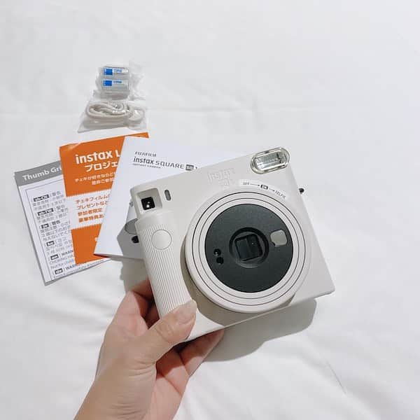 isutaさんのインスタグラム写真 - (isutaInstagram)「特別な思い出は「チェキ」で残そ。﻿ 新作モデルなら、カメラ初心者さんでも簡単におしゃれ写真が撮れちゃう！﻿ ﻿ ﻿ 「おしゃれな写真を簡単に撮りたい」「撮った写真を飾りたい」という方におすすめなのが、富士フイルムから2020年11月6日（金）に発売された「instax SQUARE SQ1」。﻿ ﻿ ﻿ 簡単に操作ができるので、カメラ初心者さんにもぴったりなんです！﻿ ﻿ ﻿ 気になる詳細は、 @isuta_jp トップのURLから記事をチェックしてね。﻿ ﻿ ﻿ #isuta #イスタ #isuta_fashion﻿ #isutapic #instaxcamera #fujifilm ﻿ #cheki #instax #instaxsquare #instaxsquare1﻿ #instaxsq1 #instaxlife #instaxhobby #instaxyourlife﻿ #チェキ2021 #カメラ好きな人と繋がりたい﻿ #チェキ #富士フィルム #チェキのある生活﻿ #カメラ #写真 #ポラロイド#ポラロイドカメラ﻿ #インスタントカメラ #フィルム #フィルムカメラ﻿ #写真好きな人と繋がりたい #休日の過ごし方﻿ ＃フォトジェニック #お洒落な人と繋がりたい ﻿ #おしゃれさんと繋がりたい」1月20日 19時07分 - isuta_jp