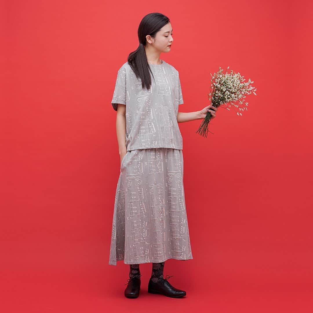 marbleSUD(マーブルシュッド) のインスタグラム：「春よ来い♪ は〜やく来い♪  思わず鼻歌が出てしまうのは、このお洋服のせいかしら。楽譜がモチーフになったテキスタイル「Music」。近くで見ると、クスッと笑ってしまう、あれこれが所狭しと描かれています。詳細はひとつの前の投稿でチェック！  早くも人気集中の注目テキスタイルをお見逃しなく☆」
