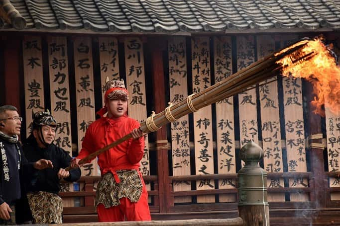 さいたまつりのインスタグラム：「【🏮埼玉の祭りハイライト🏮 〜「不動ヶ岡不動尊總願寺節分会」〜】 　 「節分会（せつぶんえ）」は、加須市の總願寺（そうがんじ）で、厄災を払い落として新しい春を迎えられるよう行われる行事で、約390年前から続く歴史ある祭りです。 　 赤鬼、青鬼、黒鬼が登場する全国でも大変珍しい行事で、数万人の参拝者で毎年賑います。 　 夜に行われる豆まき式では、昼の会とは異なり、闇の中に赤々と燃え盛る松明が幻想的な雰囲気を作り出します🔥 　 === 　 1枚目、2枚目の写真は、赤鬼が長さ三メートル、重さ二十五キロの大松明を持ってご本堂の回廊を駆け回る様子。昼と夜で雰囲気がガラッと変わります！ 　 3枚目、4枚目は豆まきの様子。毎年芸能人も参加し、福豆や福銭を撒きます。 　 === 　 節分会で災厄を払い、新しい春を迎えましょう！ 　 ＊＊＊ 2021年の「不動ヶ岡不動尊總願寺節分会」は、新型コロナウイルス感染拡大防止のため、規模を縮小しての開催となります。 　 公式サイト　http://www.souganji.com/ さいたまつりページ　https://www.saitamatsuri.jp/matsuri/setsubune/ #不動ヶ岡不動尊總願寺節分会 #さいたまつり #埼玉 #saitama #saitamatsuri #japan #祭 #matsuri #festival」