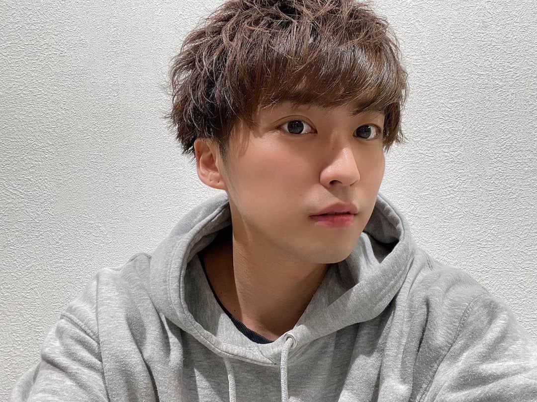 品川翔のインスタグラム：「新年明けたので 気分転換でカットしてきた😊  めちゃくちゃ若返った気がするのは 気のせいでしょうか？（真顔）  （最近更新しなさすぎてフォロワーがめちゃくちゃ減ってしまったので更新頑張ります）  #instagood#actor#俳優#hair#style#l4l#f4f #followme #fashion #model #ootd #instafashion #workout#cinema#cinematic#cinematicvideo#cinematicvlog#cinematicvlogger#vlog#vlogger#filmmaker」