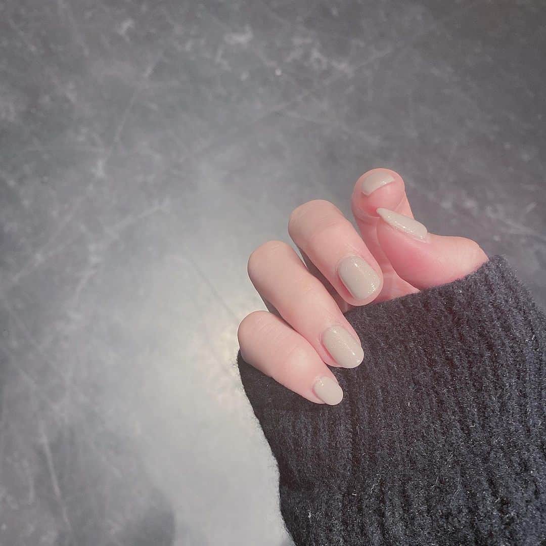 横山なつみのインスタグラム：「グレーネイル🦭🤍 きらきらしててかわよい」