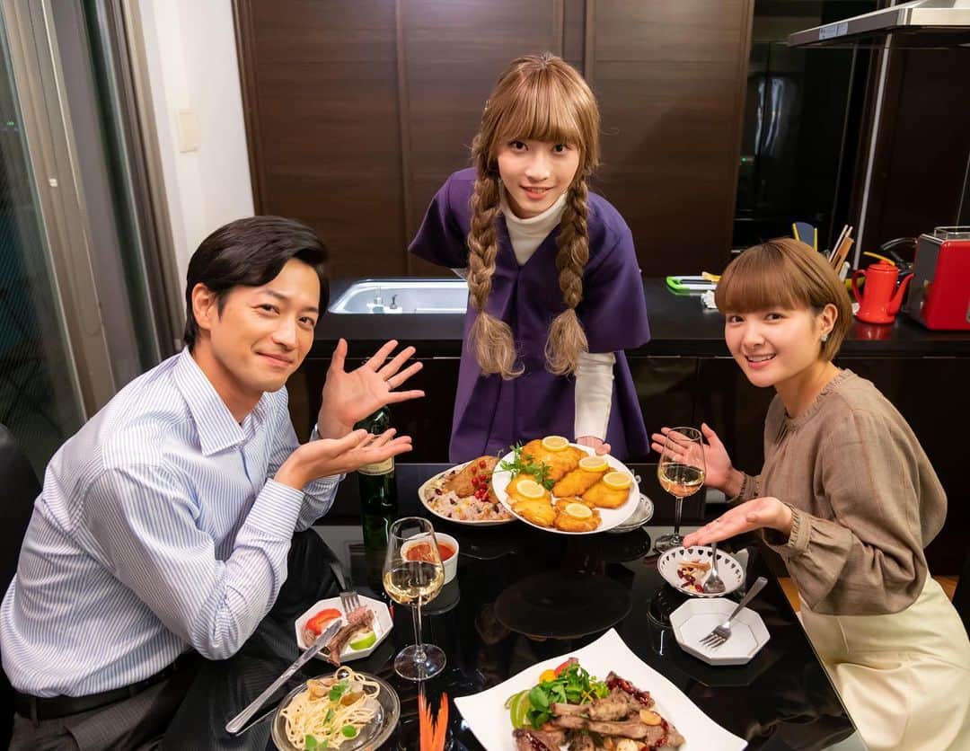 「年の差婚」ドラマイズム【公式】のインスタグラム：「. ／ #年の差婚 💗 5話は絶賛見逃し配信中💄✨ ＼  #TVer 只今４位🥺🥺♡ #女装男子  #理音の夕食会オフショットより...💓 #三つ編み姿かわいいいいい  Twitterは別の写真を🤳 https://twitter.com/toshinosakon/status/1351833221822967809?s=21  ☟5話はこちらから✨ https://tver.jp/corner/f0065757  #葵わかな #竹財輝之助 #松本若菜 #小野寺晃良 #吉野北人 #河井青葉 #徳井優 #吹越満 #原因は自分にある。 #hankun  #ほっこりキュン #女装男子 #女装」