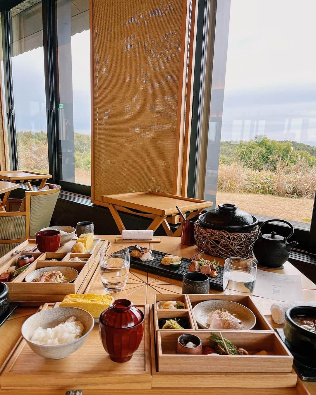 佐々木彩乃のインスタグラム：「年始に行った伊勢での最高朝ご飯。 年々朝ご飯が大切になってきています😹 何を食べても美味しい伊勢だったなぁ❤️」