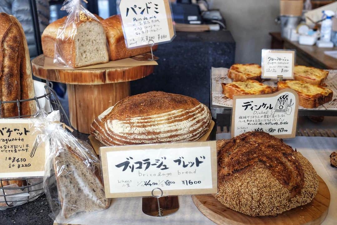 斉藤アリスさんのインスタグラム写真 - (斉藤アリスInstagram)「Bricolage bread & co. @Roppongi 表参道の星付きレストラン #レフェルヴェソンス  の生江シェフがやっている #ベーカリーカフェ 🥐 . 「ヨーロッパで日常的に食べられている #サワードゥブレッド 。日本ではあまり馴染みのないパンだと思います。そんなサワードゥ・ブレッドを使った美味しいパンの食べ方を提案したくて、このカフェダイニングをつくりました👨🏻‍🍳(by生江さん)」 . 私のおすすめは、お刺身のオープンサンド(写真3枚目)。日本の四季の食材を組み合わせたメニューは #ブリコラージュ ならでは🇯🇵タラバガニと帆立に、白味噌、豆腐のサワークリーム、わさびのアクセントを添えて🦀✨ . 生江さんは #フードロス対策 にも積極的に取り組まれています。オープンサンドの横にあったビールは、売れ残ったパンから作った酵母で出来ているんですよ。その名もブレッドビア🍻 #六本木カフェ #roppongicafe #roppongi #六本木 #leffervescence #ファインダイニング #finedining #SDGs」1月20日 19時17分 - cafeali