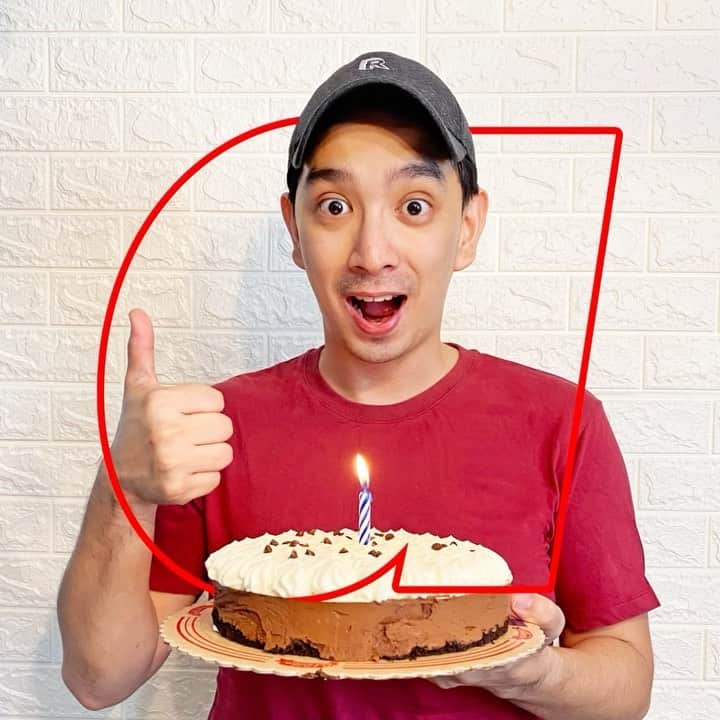 エアアジアのインスタグラム：「A loved-one celebrating his birthday this MCO but can't go out to buy his cake?  #airasiadelivers, UNLIMITED & FREE*!  Check @airasiafood when you download airasia - The Asean Super App.  __________ *Promo is applicable in Klang Valley only. Launching in more cities soon. Stay tuned. Unlimited Free Deliveries for ALL across Food (up to 15 km).」