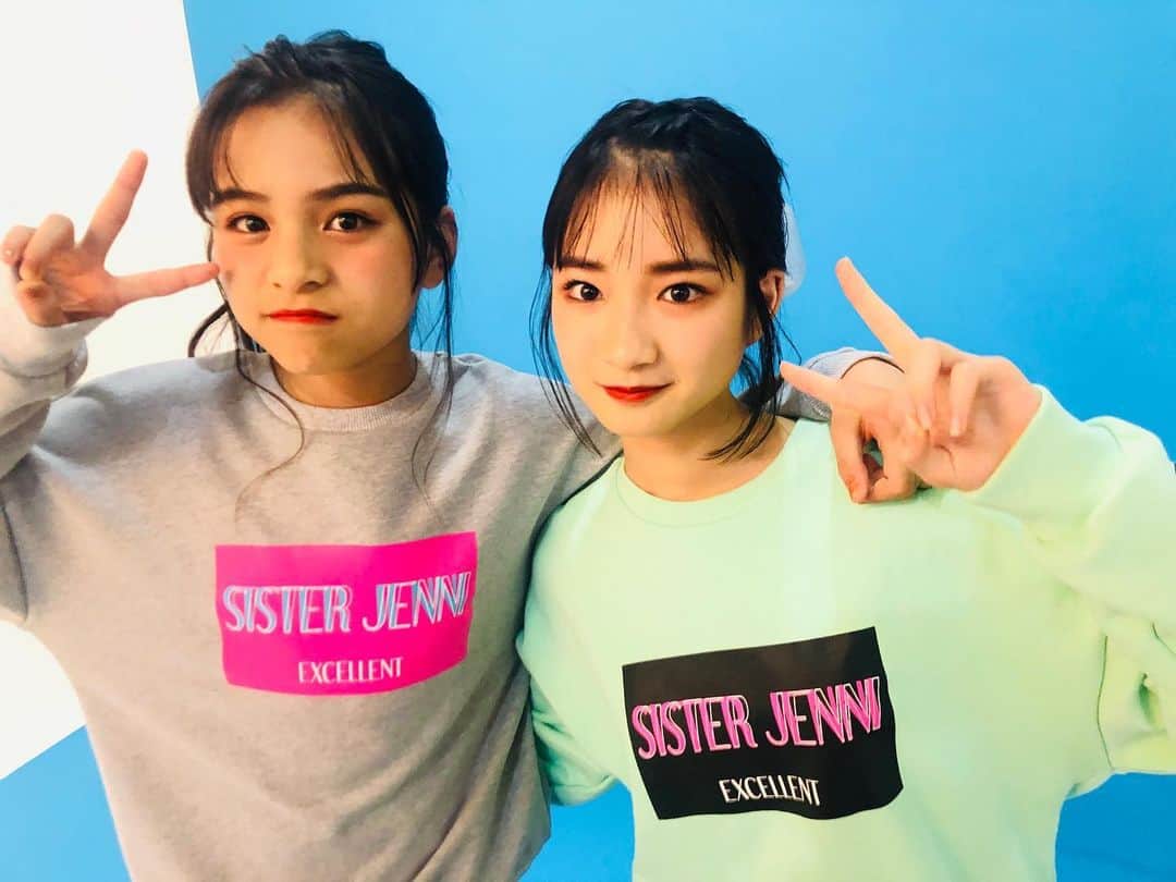 ニコ☆プチのインスタグラム：「👭 事務所が同じ2人でふたごコーデ✌︎✌︎  #チームアミューズ #有坂心花 #和田美羽」