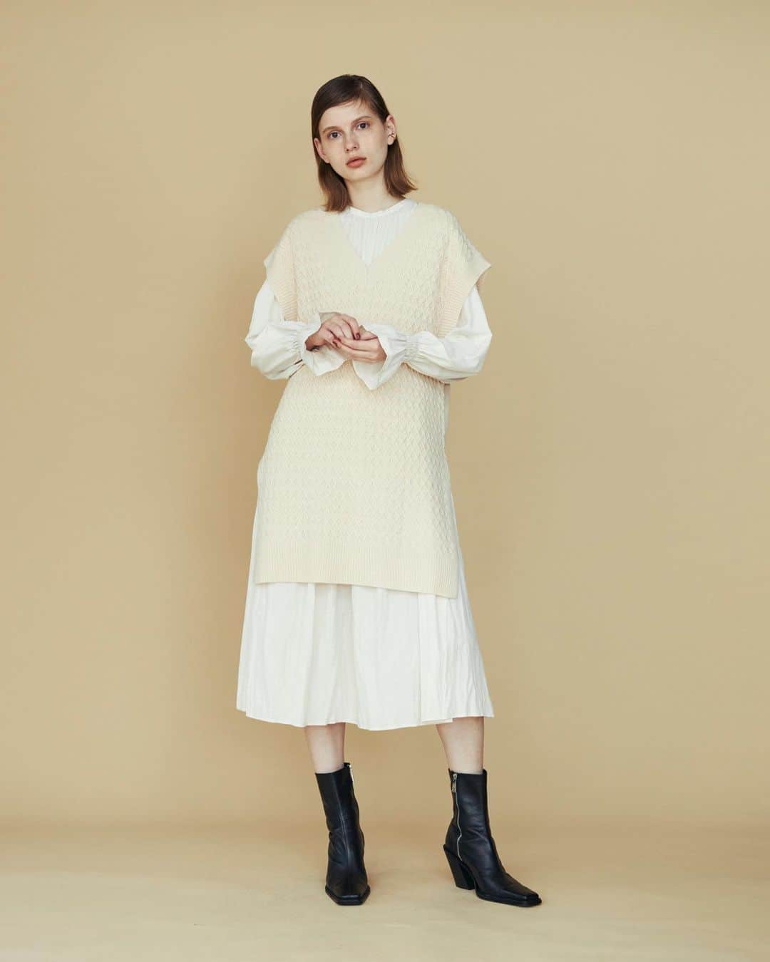 のインスタグラム：「✔️NEWARRIVAL ————————————————————﻿ ﻿ ■ワッフルニットベスト×フレアワンピース﻿ ¥7,700+tax﻿ ﻿ レイヤードスタイルが完成するベスト＆ワンピースセット。﻿ ﻿ この春も一着は持っておきたいニットベストとワンピースのセット。﻿ ﻿ レイヤードスタイルでそのまま着ても、別々に着ることも可能です。﻿ ﻿ ワッフル仕立てのベストはややルーズなシルエットなので、カットソーやシャツにレイヤードするスタイルにも最適。﻿ ﻿ ワンピースはレギンス合わせで、一枚でも着用可能なデザインになっています。﻿ ﻿ お手持ちのニットと合わせても◎﻿ ﻿ ————————————————————﻿ #COTORICA. #fashion#coordinate#onlinestore#instafashion#instagood#markstyler#2021ss#コトリカ#ママコーデ#ママファッション#プチプラコーデ#プチプラファッション#春服#春コーデ#ニットベスト#レイヤードコーデ#ティアードワンピース」