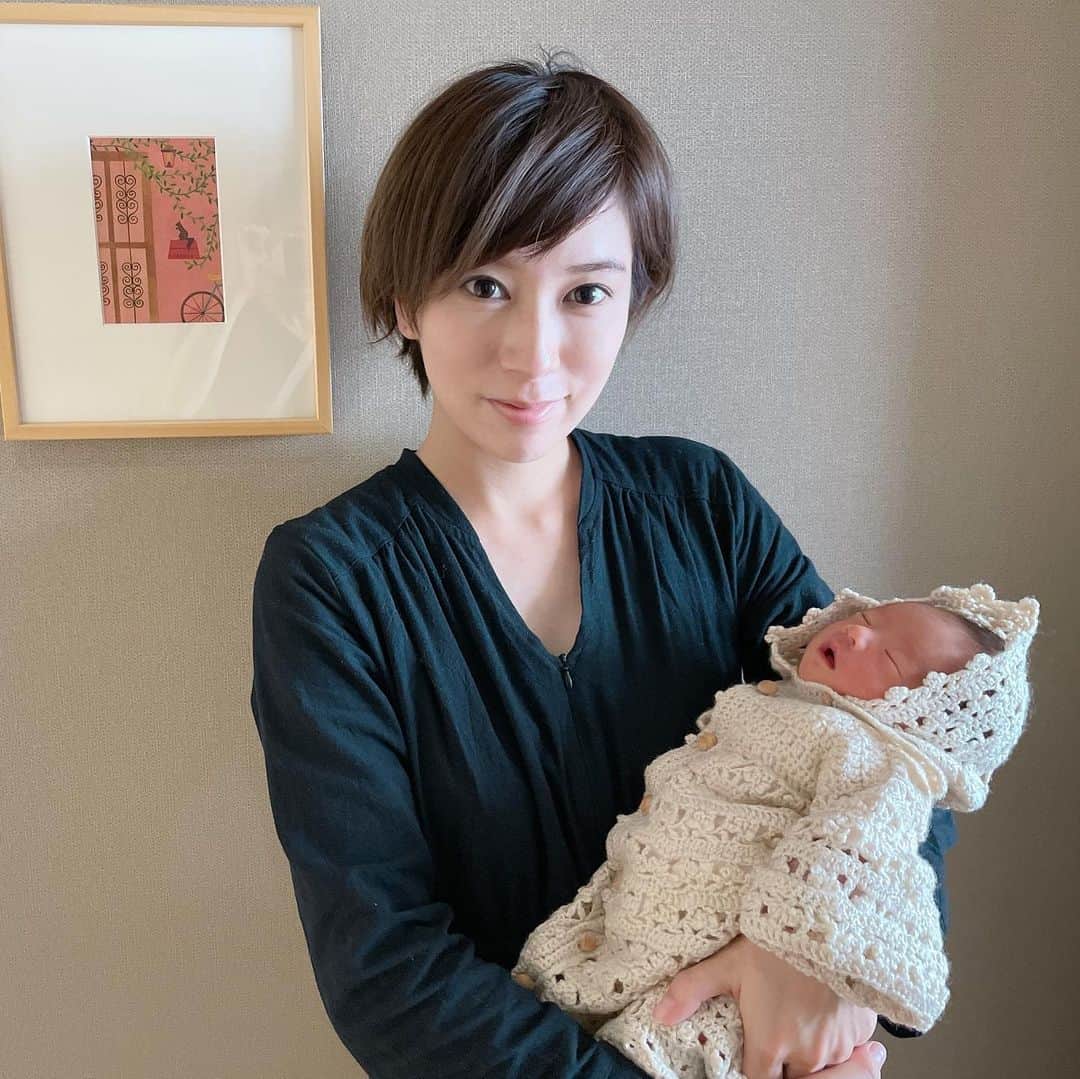 のインスタグラム：「看護師さんが撮ってくれた退院記念📸 ベビの事ばかりで自分の髪とかボサ😇 だけど大事な記念写真。 . . 子供増えると携帯カメラのデータがとんでもないことになる😕ね？ Googleフォト様〜🙏🏻 . . #妊娠38週出産#出産#お産#第二子出産#第二子#男の子ママ#新生児#男の子ベビー#2021年産まれ#令和3年ベビー #2歳#女の子ママ#女の子キッズ #育児日記#ママライフ#福岡ママ#ママスタグラム#子供と犬#フレブルと子供 #マタママさんと繋がりたい #igkids #instagood #instalike」