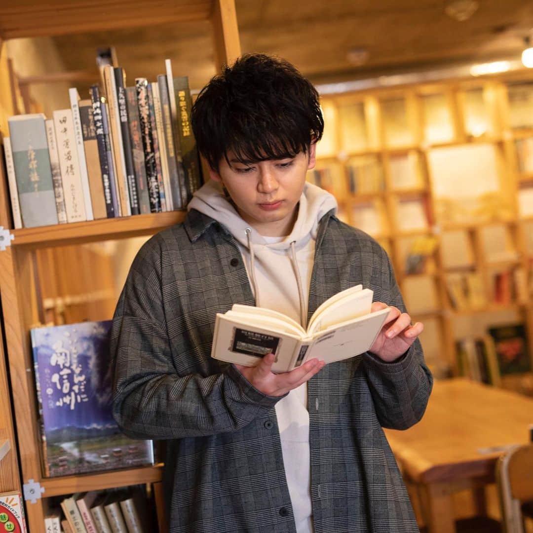 砂川信哉のインスタグラム：「このたび、拙著『大学受験がしんどくなったときの息抜きのヒント』が2月26日に発売されることになりました！ 昨年皆さまからいただいた質問に答えつつ、勉強法よりも、ありがちな悩みの解決に主眼を置いた本です。 コラムもいくつか書きました。受験生向けの本で、SASUKEのことが書かれているものは他にはないでしょう(笑) 受験生活がつらくなった時に、背中を押す一冊になればなと。  予約や概要はストーリー・ハイライトのリンクから！」