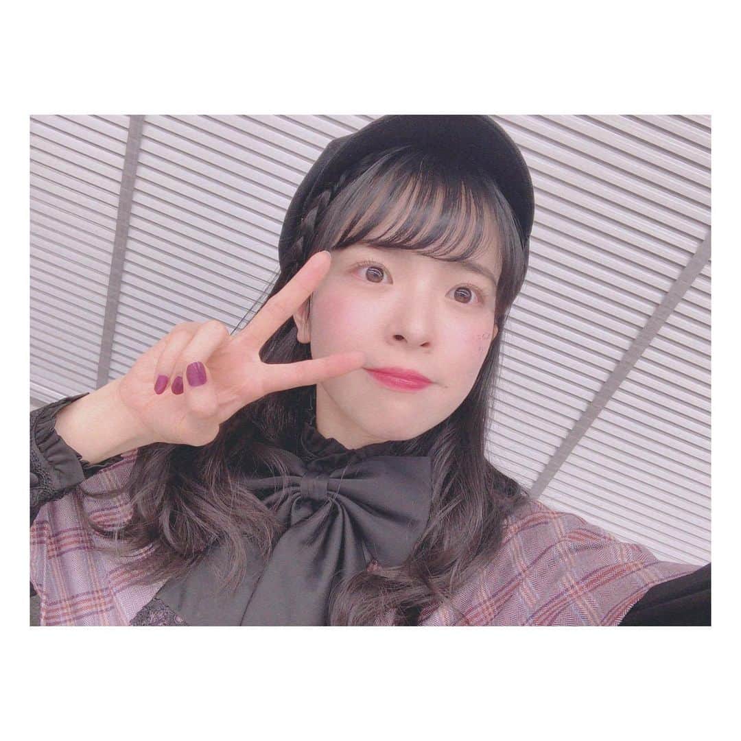松崎博香のインスタグラム：「本日もリハーサルでした✌🏻 歌って踊ってきたよ✌🏻  みんなもお仕事や学校お疲れ様でした🐡  この衣装好きだったなぁ🕵🏻‍♀️ ※帽子は私物です←笑 みんなはどの衣装が好きだった？？ #instagood #instapic #instalike #lfl #lll #selfie #셀카 #셀스타그램 #셀피 #맞팔 #맞팔해요 #오오티디 #오오티디룩 #오오티디패션 #좋아요반사 #좋아요 #衣装」