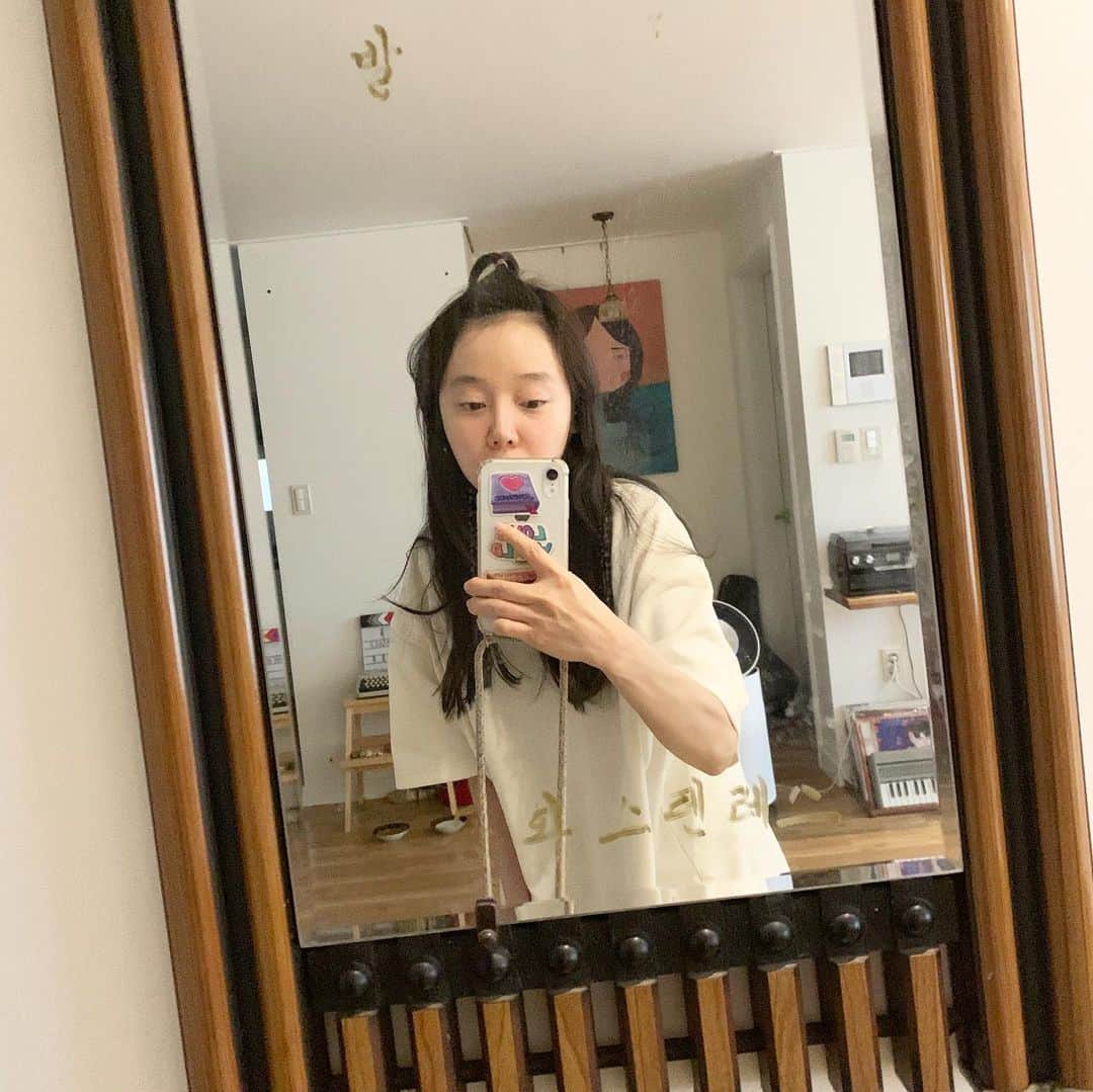 soy kimのインスタグラム：「2.5단계 기간 동안 비대면 미팅과 재택근무가 일상이다 보니 옷 입는 법을 잊어버렸다.  이 스웨터는 어떤 바지와 입지? 저 코트는 어떻게 입는 거지? 깔맞춤이란 무얼까?  그리고 누가 제발 평소에 앞머리 안 뻗히게 하는 방법 좀 알려주십시오. 앞머리 고수님들, 다들 집에 있을때 앞머리 어떻게 하고 계세요?  bangs can be tiresome.」