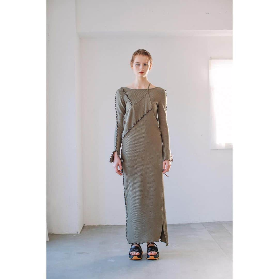 のインスタグラム：「【AULA AILA 2021 SS COLLECTION】  RIB MELLOW LAYERED DRESS	 COLOR: BLACK/KHAKI/LAVENDER SIZE:0 ¥22,000  ✔️OFFICIAL WEB STOREにて先行予約会を開催中！期間中ご予約いただいたお客様に、ポイント20倍をプレゼント！是非この機会にお買い求めくださいませ。」