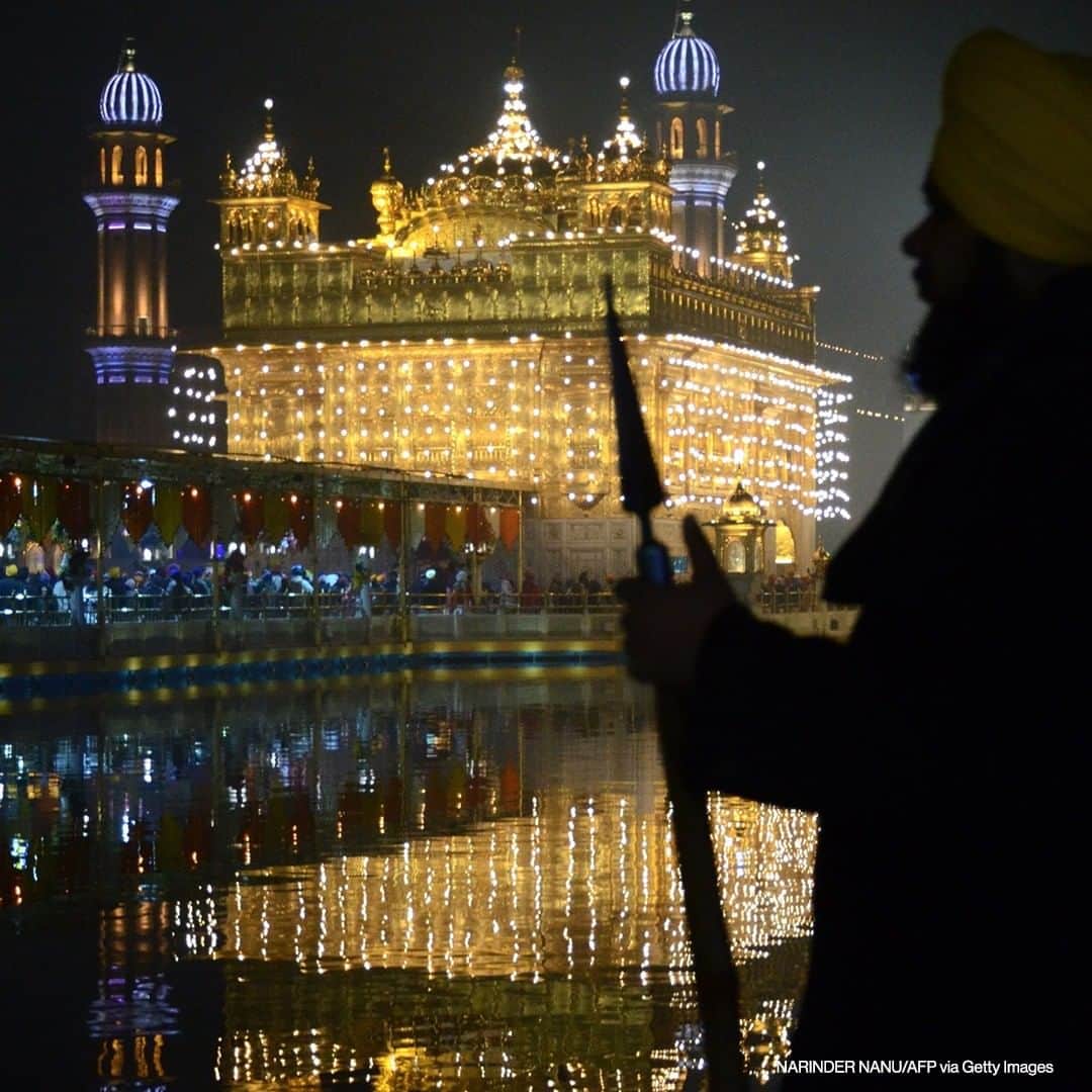 ABC Newsさんのインスタグラム写真 - (ABC NewsInstagram)「Devotees visit the illuminated Golden Temple on the eve of the birth anniversary of the tenth Sikh Guru Gobind Singh, in Amritsar, India. #india #religion」1月20日 19時30分 - abcnews