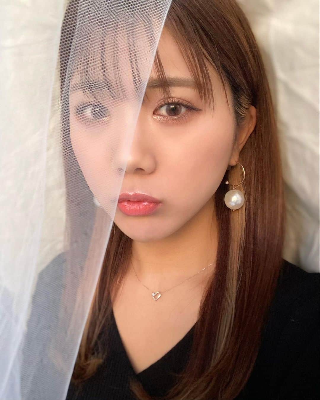 のインスタグラム：「ㅤㅤㅤㅤㅤㅤㅤㅤ  ㅤㅤㅤㅤㅤㅤㅤㅤ おっきすぎなくて、透明感をふわ〜って出してくれる カラコンを選んでみた♡ @glam_karakon のLight ピンク🍑  ㅤㅤㅤㅤㅤㅤㅤㅤ すこぉしピンク味がかってるの伝われ...!🌷 色素薄い系女子になれる気がするさいこぉぉ🐰❤︎❤︎❤︎  ㅤㅤㅤㅤㅤㅤㅤㅤ  ㅤㅤㅤㅤㅤㅤㅤㅤ  #iPhoneカメラで頑張る #目指せ脱Ulike☺️wwㅤㅤㅤㅤㅤㅤㅤㅤ  #夕焼け #自然光 #GLAMLENS #GLAM #グラムレンズ #カラコン #グラムカラコン #グラム #通販限定 #イヤリングカラー #内巻き #ワンカール #パールピアス #シースルーバング #カラコンレポ #japanesegirl #selfie #せるふぃー」