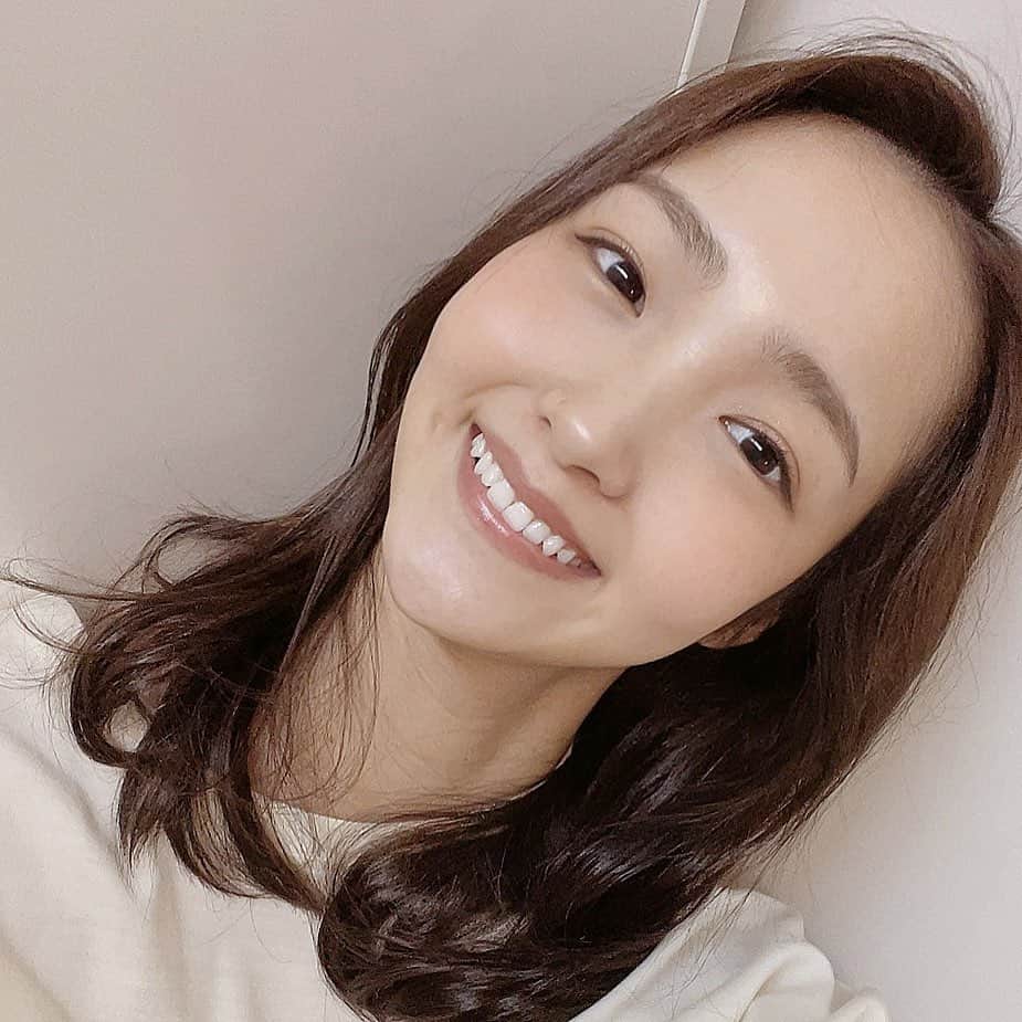 明星あゆみのインスタグラム：「気分でどっちにもできるけど 前髪なし人生の方が圧倒的に長いから しっくりきてしまう。 前髪ありなしどっちがいいかな？ . . .」