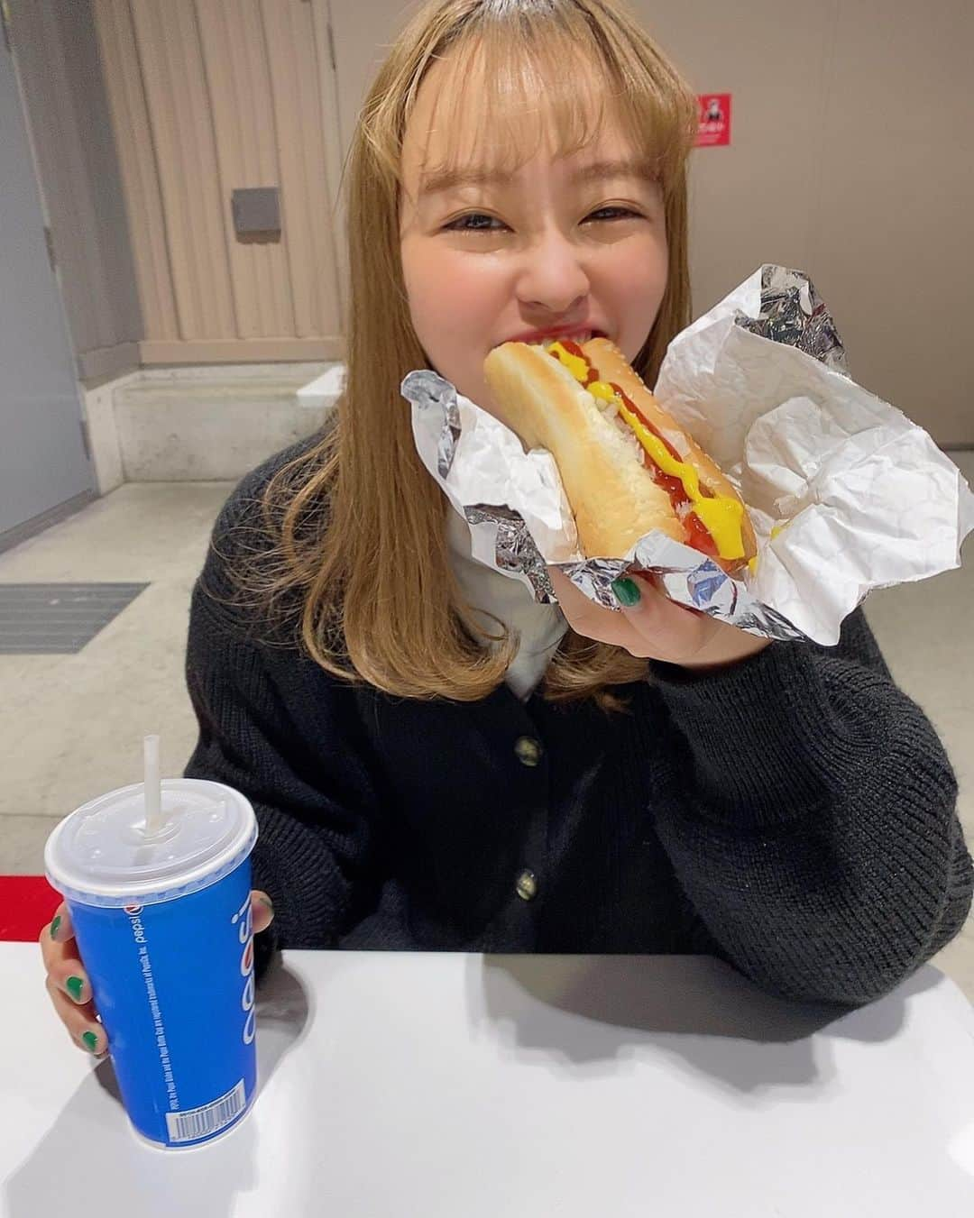 橘二葉さんのインスタグラム写真 - (橘二葉Instagram)「コストコのホットドッグしか勝たん🌭🌭 ・ ・ #しか勝たん  #って使ってみたかっただけ  #笑  #コストコ #ホットドッグ #もぐもぐタイム」1月20日 19時43分 - futaba_tachibana_tpd