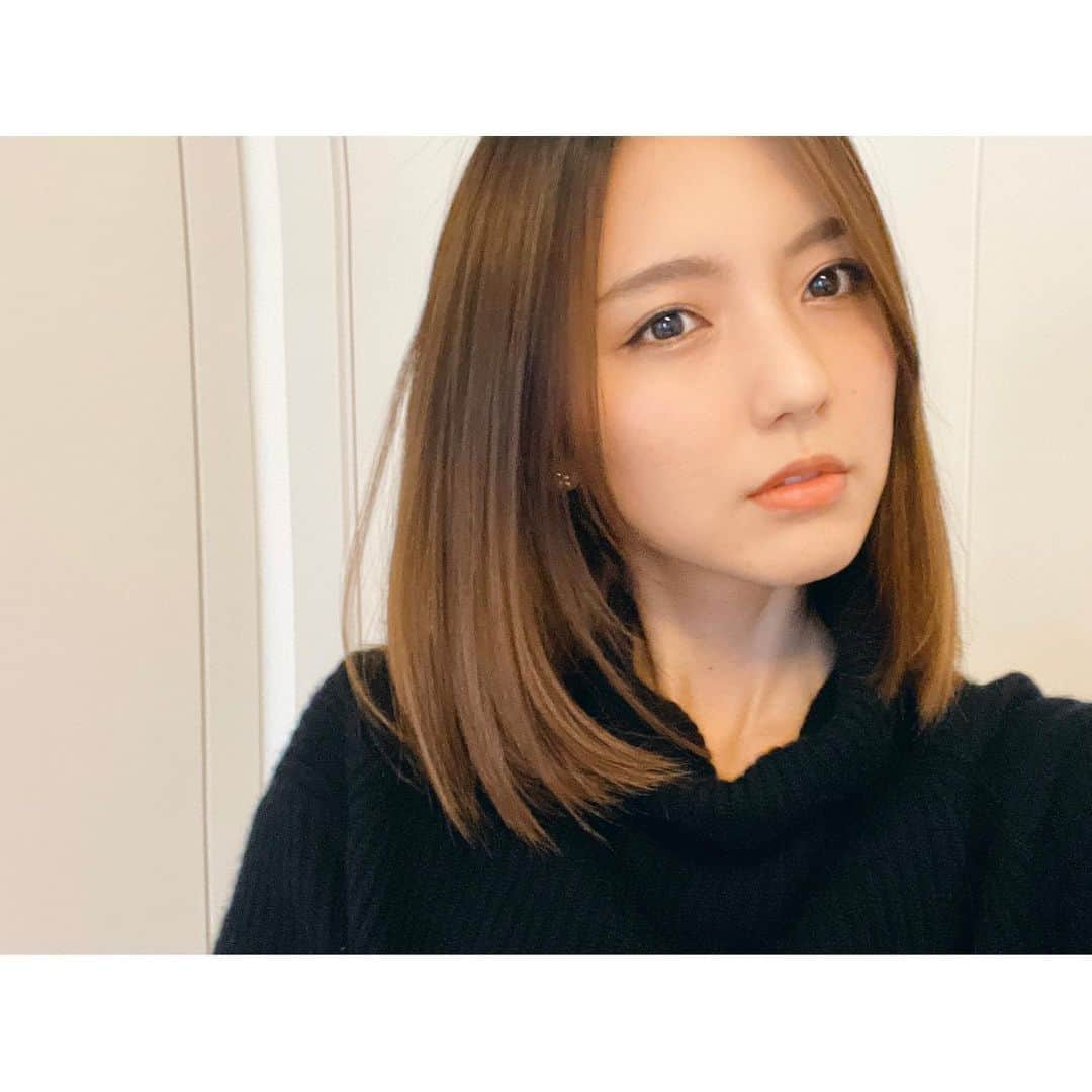 真野恵里菜さんのインスタグラム写真 - (真野恵里菜Instagram)「前髪切るか切らないか もう2ヶ月くらい悩んでる🙃🙃 . . この写真は2週間くらい前のなんだけど 今ね、顎にすんごい大きなニキビできちゃってものすごく悲しい気持ち😫 スペインにもニキビ用の塗り薬あるのかな、、 急に大きなニキビが出来ちゃったときみんなはどうしてます？？😭 #近況報告」1月20日 19時36分 - erinamano_official