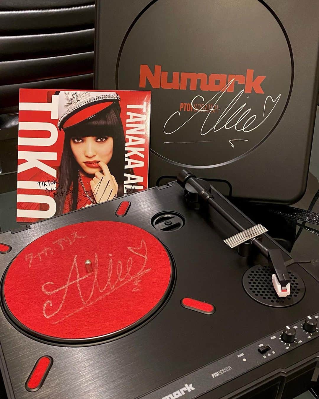 TANAKA ALICEのインスタグラム：「vinyl『TOKIO 』のリリースの記念として行ったTIKTOKのスペシャルキャンペーンの当選者へのギフト❤️ これから当選者にスタッフさんからメッセージを送らさせていただきます🥰 喜んでもらえたらいいな〜❤️  #tanakaalice#vinyl#tokio#giveaway#スペシャルキャンペーン#レコードプレーヤー」