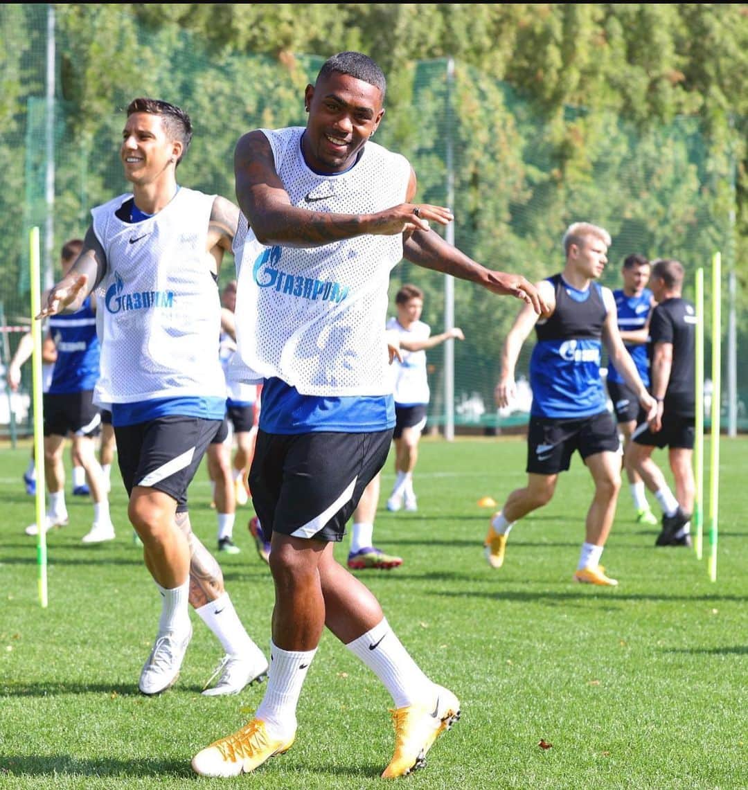 マウコム・フィリペ・シウヴァ・デ・オリヴェイラのインスタグラム：「Alegria , alegria , bora trabalhar 😍💙🤍⚽️」
