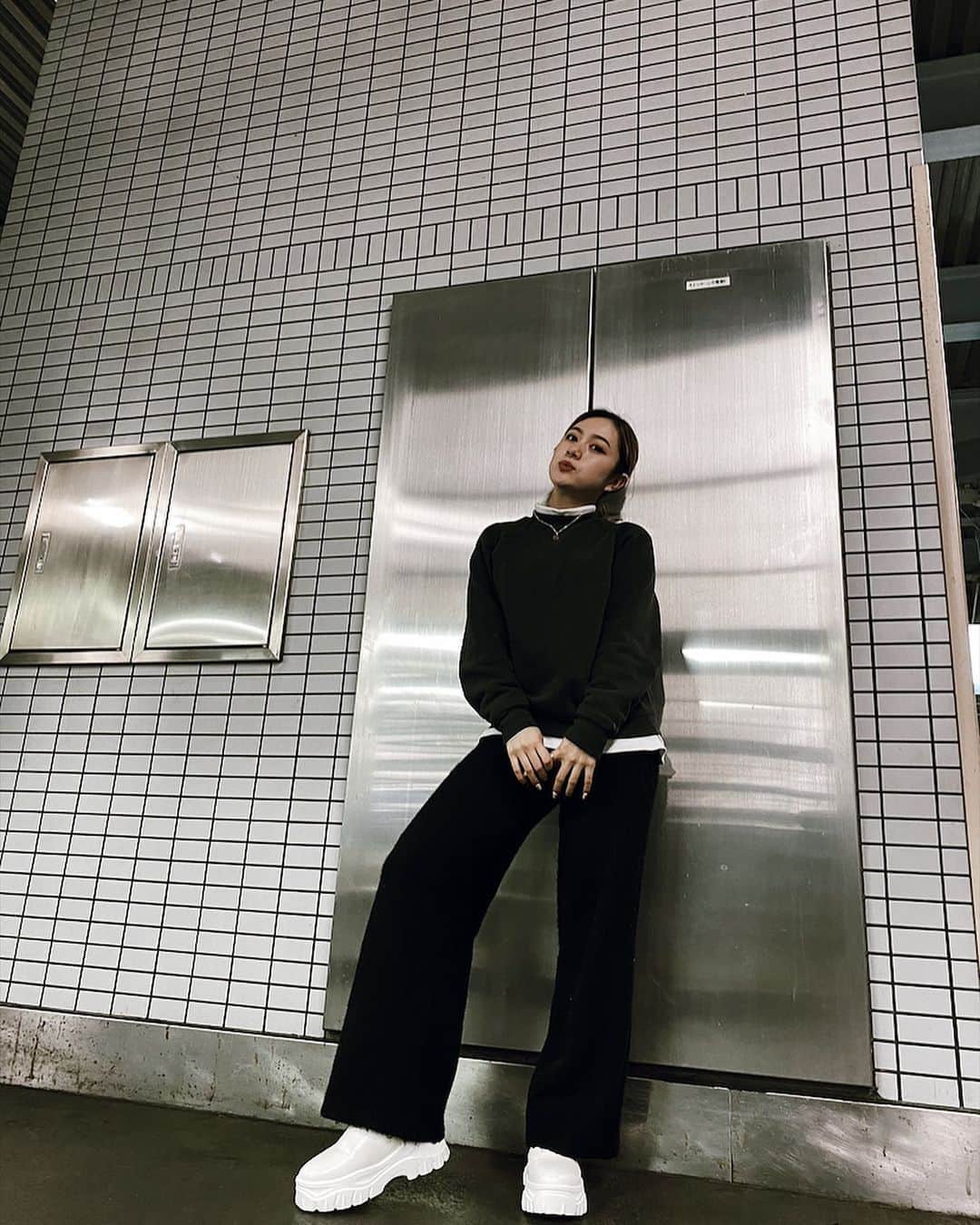 のインスタグラム：「・ ・ #みかMood モノトーンDaY ))  Tops: ？ Inner: @uniqlo  Pants: @hm  Shoes: @rogerandraw   #fashion #ootd #snap #casualstyle #japan  #本日のコーデ #コーデ」
