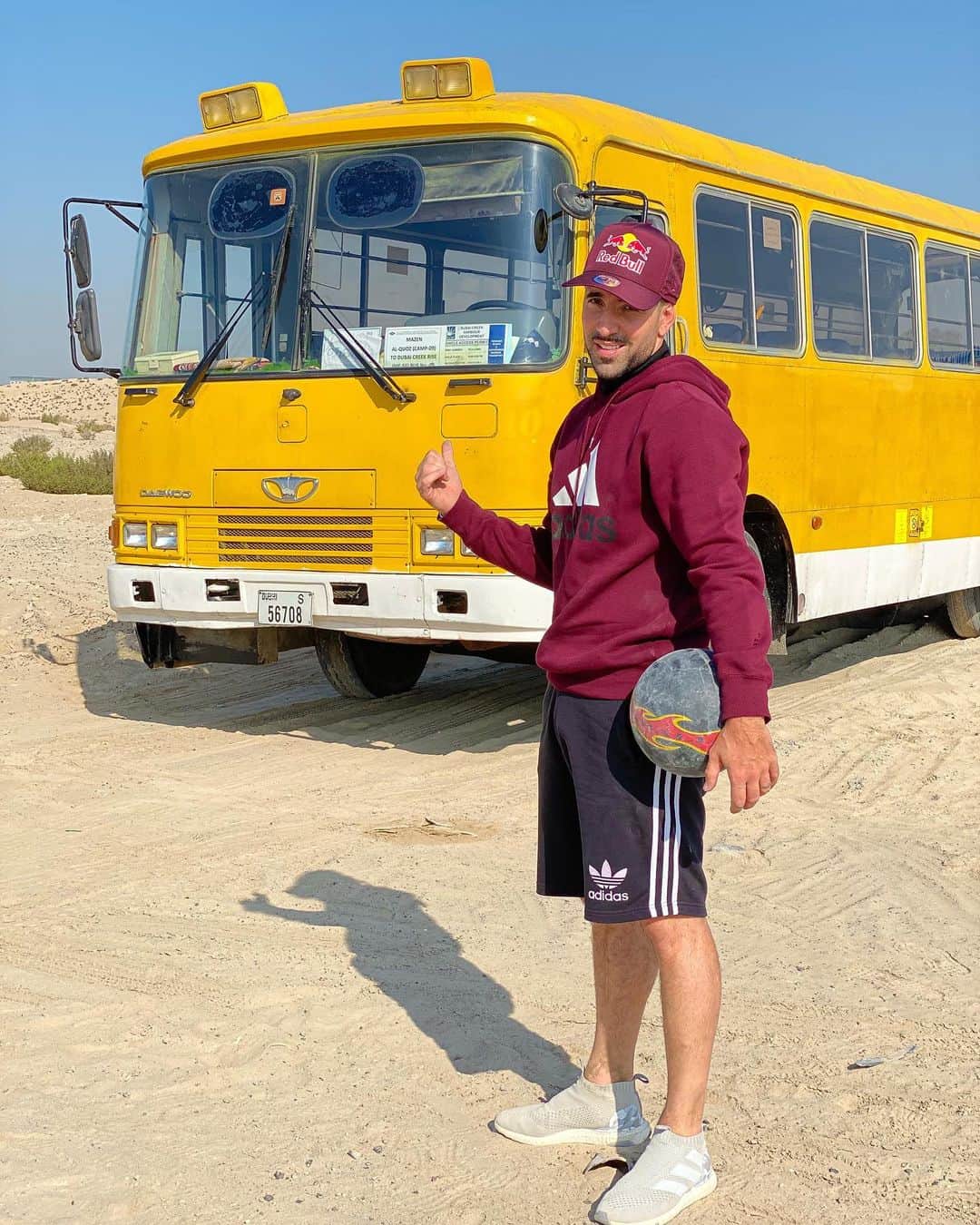 ショーン・ガルニエのインスタグラム：「School bus, Teacher Séan, Freestyle lesson : Who wants to come ?! 😉 #Football #Freestyle #Pic #Urbanball #Urbanballer #Dubai」