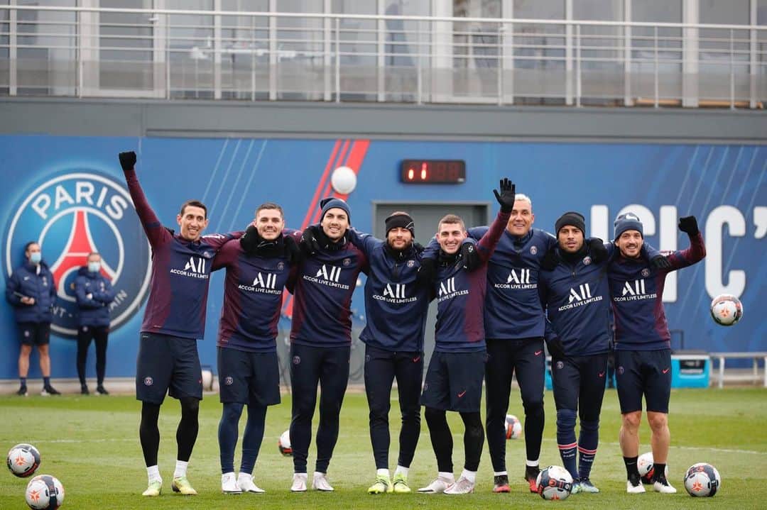 レアンドロ・ダニエル・パレデスのインスタグラム：「Equipo ganador del día 💪🏽👏🏽❤️💙」
