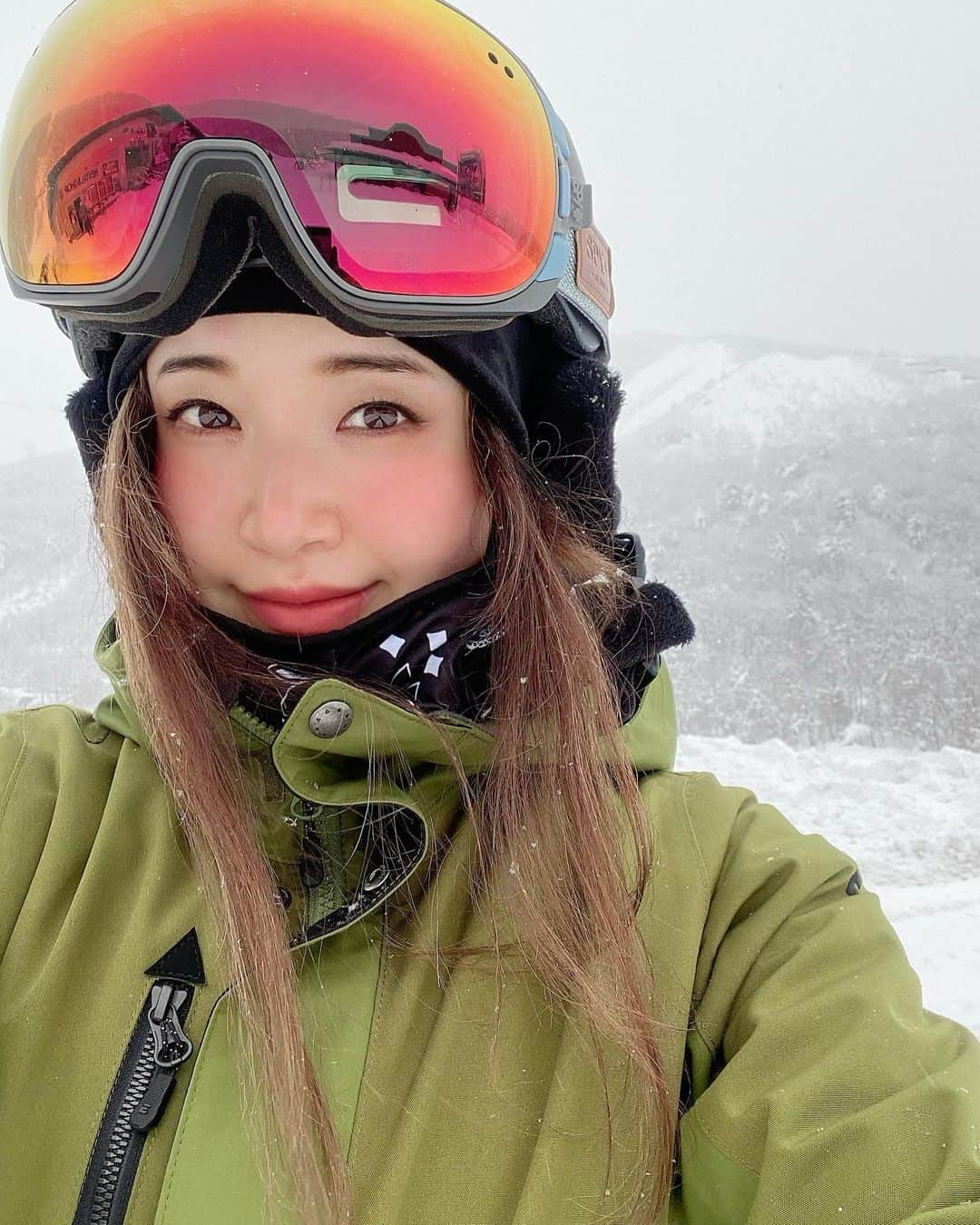 奥家沙枝子のインスタグラム：「今シーズンは雪が多いから序盤から飛ばしてて、今週末で山通い10日目☃️❄️ . 大好きなかぐらが休業なのは残念だけど🥺 100%在宅勤務の運動不足を解消すべく、十分対策して雪山LIFEを楽しもうと思います🥰 . . #平日平均歩数158歩 #japan #snow #snowboard  #snowboarding #snowsurf #winter  #sport #fit #mountain #outdoor #nature #beautiful #goodday #winterwonderland #trip #ski #travel #japow #powder #powday #GoPro #スノボ #スノーボード #雪 #パウダー #山 #グラトリ」