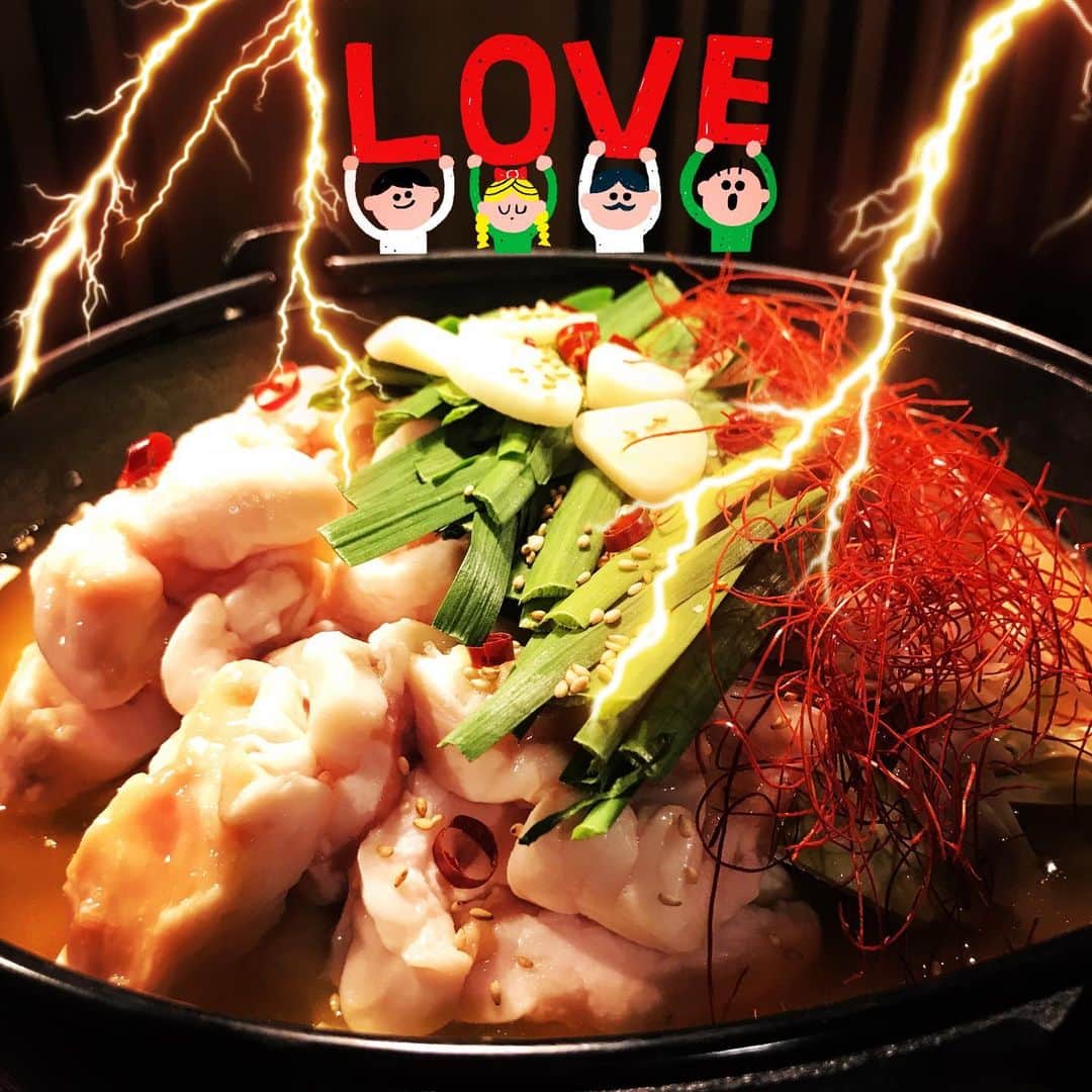 うまかもん九州料理 九州魂天王寺店のインスタグラム：「まいど九州魂（くすだま）天王寺店です！  名物もつ鍋！もちろん身体も暖まりますが、ニンニクやニラと、野菜たっぷりなので栄養満点！疲労しているお身体にガツンとパワー注入しましょう！  明日も、ご来店お待ちしてます！  #阿倍野居酒屋 #阿倍野グルメ #天王寺グルメ #もつ鍋とハイボール #馬刺しと焼酎 #炭火焼きと焼酎」