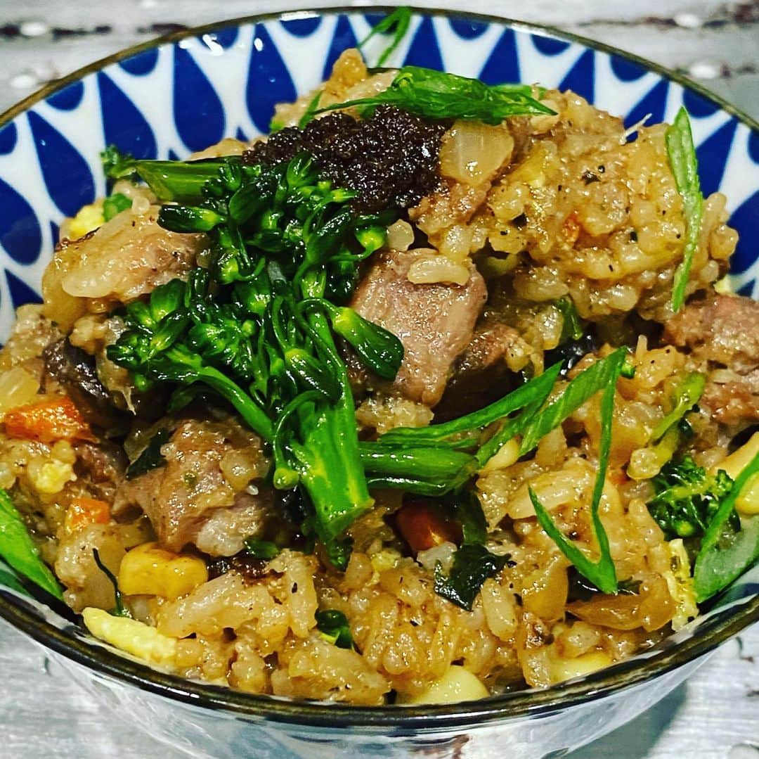 ケリスのインスタグラム：「Cuttin up with my sister and mom over some lamb fried rice . Just how we do . Try a little ginger balsamic and orange habanero infused oil drip check previous post . Bountyandfull.com it's a lifestyle  gold mine bundles available now !」