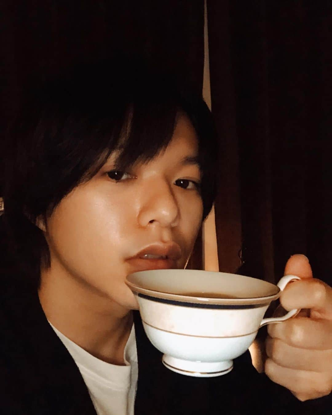 志村玲於さんのインスタグラム写真 - (志村玲於Instagram)「今日のteaは サングマ農園の 「ダージリン　オータムナル」です ダージリンには3種類あって、春摘み夏摘み秋摘みがあるんだけど、これは名前の通り 秋摘みのダージリンです。 甘みが強く重厚感があるので紅茶好きは かなりたまらないんじゃないかな？笑  ちなみに1番飲みやすいのは春摘みだから、ダージリン飲んでみたいなぁって思う方は春から初めて見てください。  あと、紅茶苦手な方は紅茶専門店で買ってみてください！たぶん飲めるようになると思う  淹れ方はプロフィールにるるぶさんと一緒にやらせて貰った紅茶の記事があるので、そちらを参考にしてみてね！  好きな茶葉だから長くなってしまった笑 ごめんね  #紅茶 #紅茶好き #紅茶Butler」1月20日 19時46分 - reoshimura0129