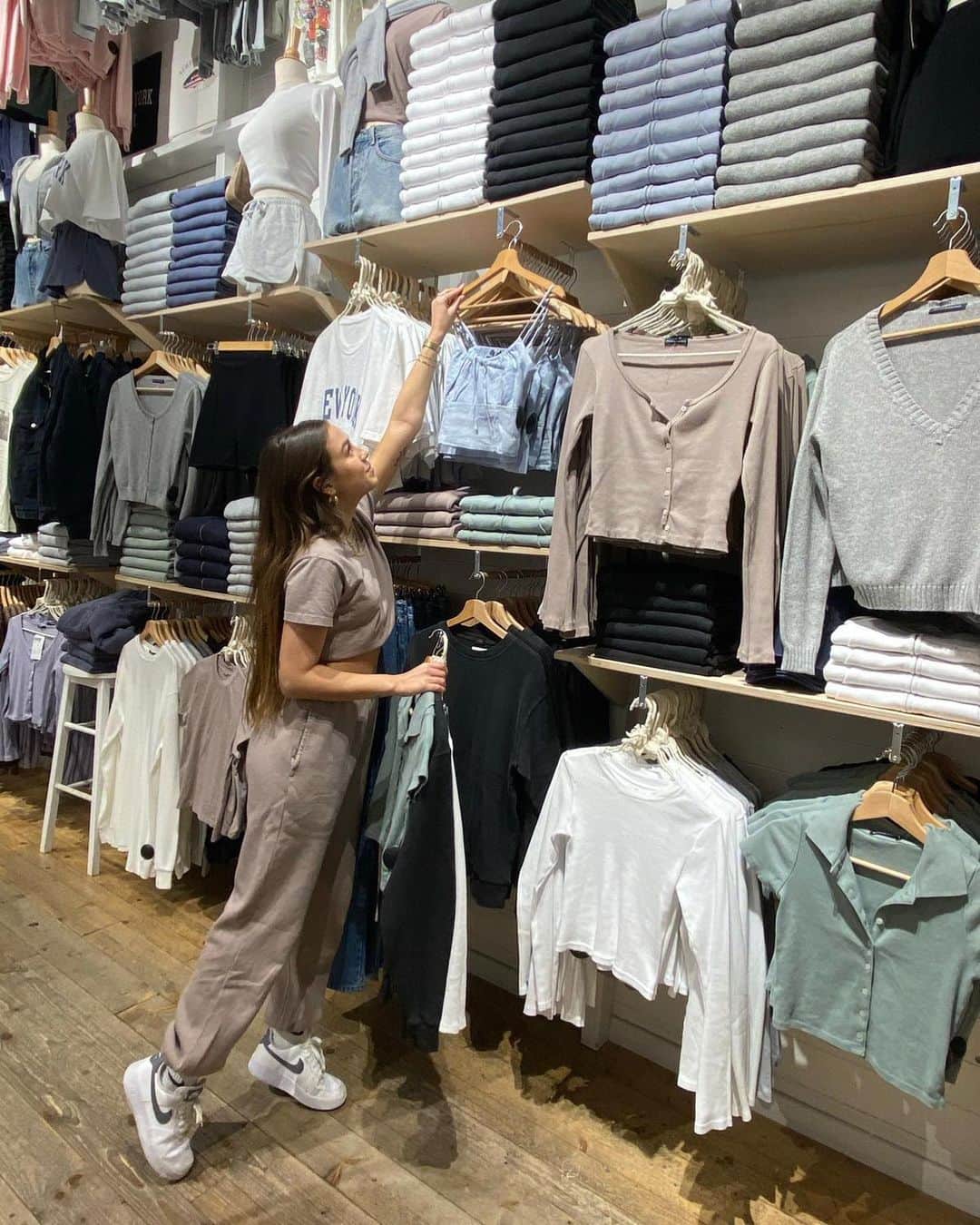 Brandy Melville Europeさんのインスタグラム写真 - (Brandy Melville EuropeInstagram)「#Antwerp babes 🖤 listen up! We are looking for an (Assistant) Store Manager. Send your CV, motivational letter, availability and profile picture to jobs(at)brandymelville.eu 🇺🇸🇨🇭#BrandyMelvilleEU #BrandyMelville」1月20日 19時48分 - brandymelvilleeu